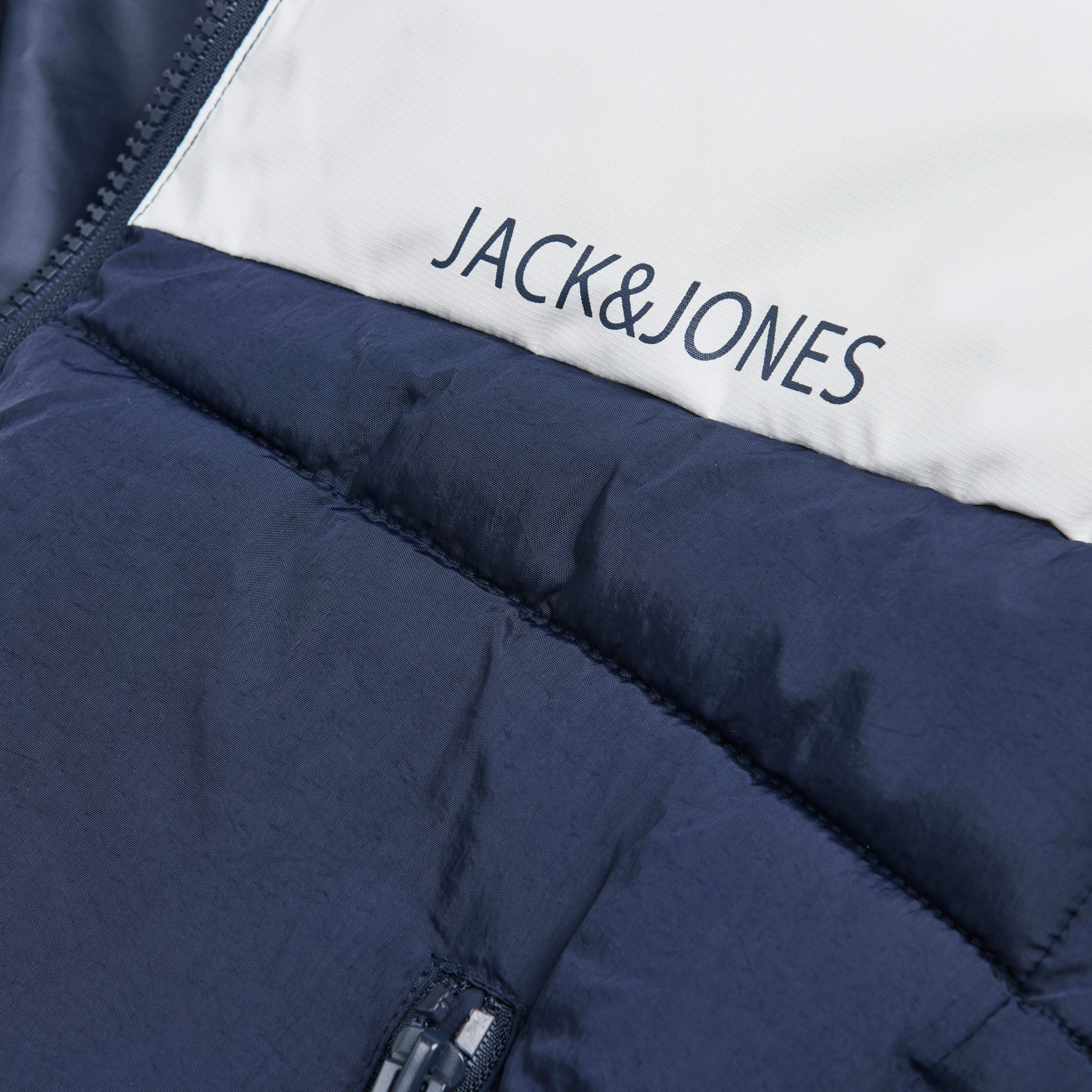 Casaco acolchoado azul escuro e branco com fecho e logo JAC&JONES