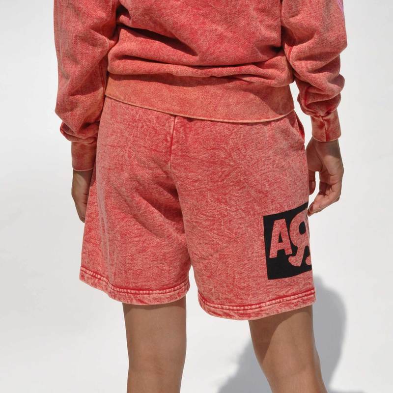 Calções vermelhos felpudos com estampa preta ASA vistos de trás