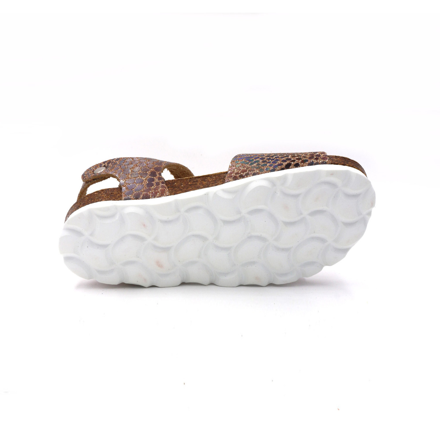 Sandálias com sola branca e tiras castanho-escuro com padrão de pele de réptil