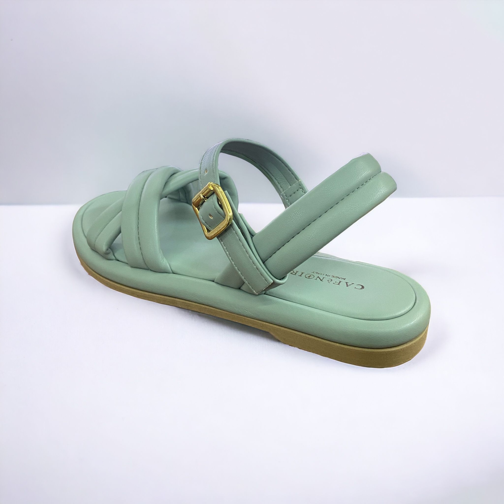 Sandália feminina verde água com tiras acolchoadas e fivela dourada