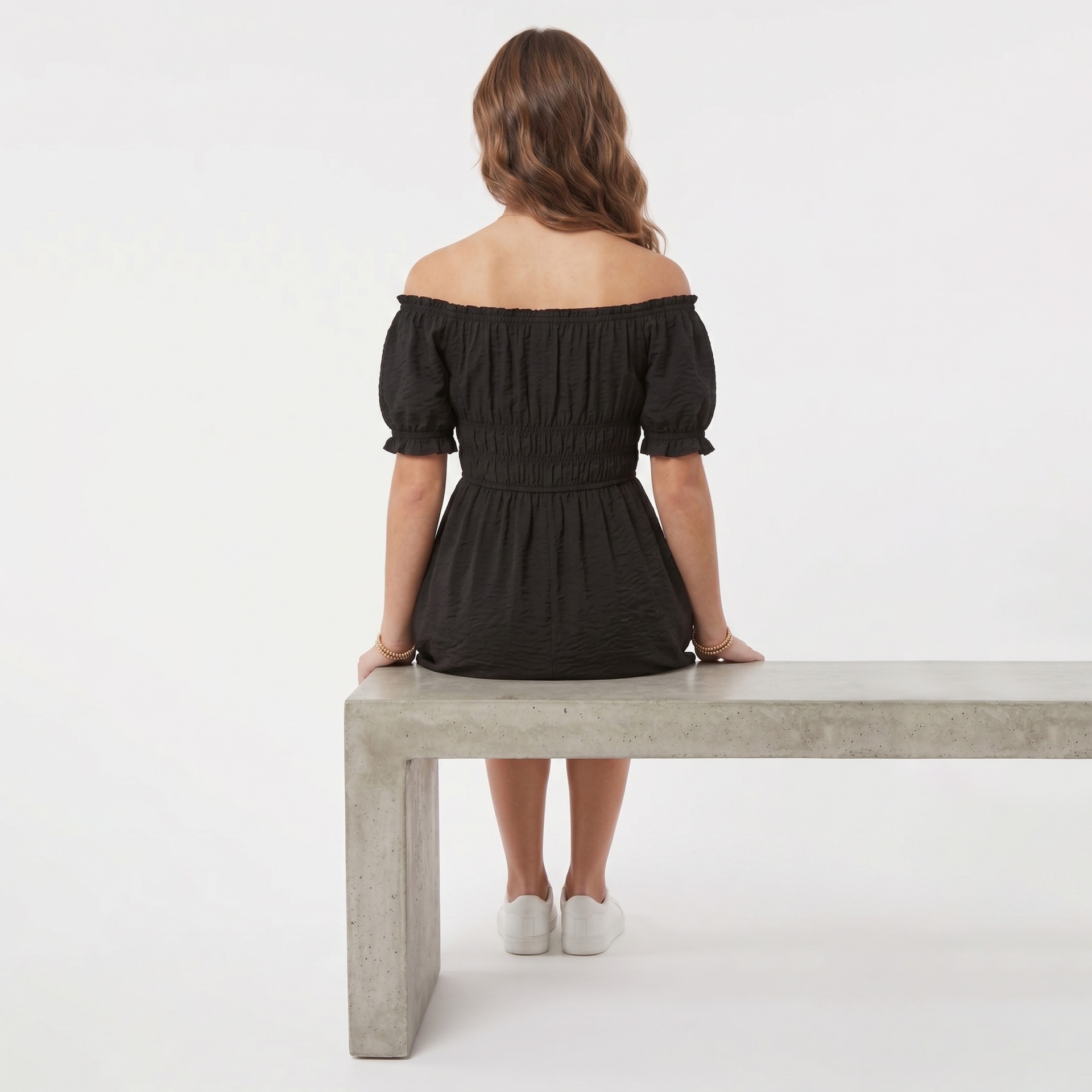 Vestido curto preto com mangas bufantes visto por trás