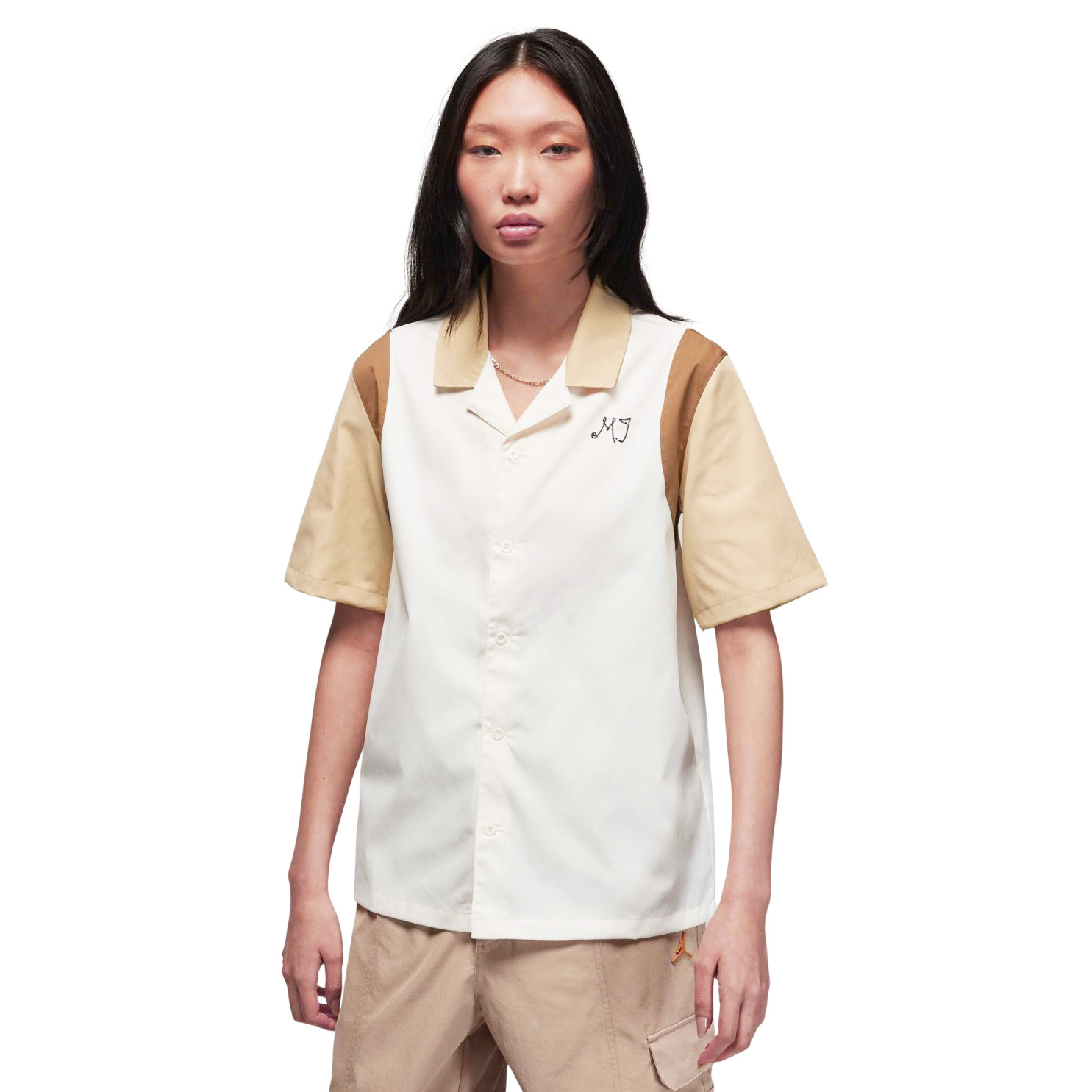 Camisa curta bege, castanho e branco com botão e bordado MJ