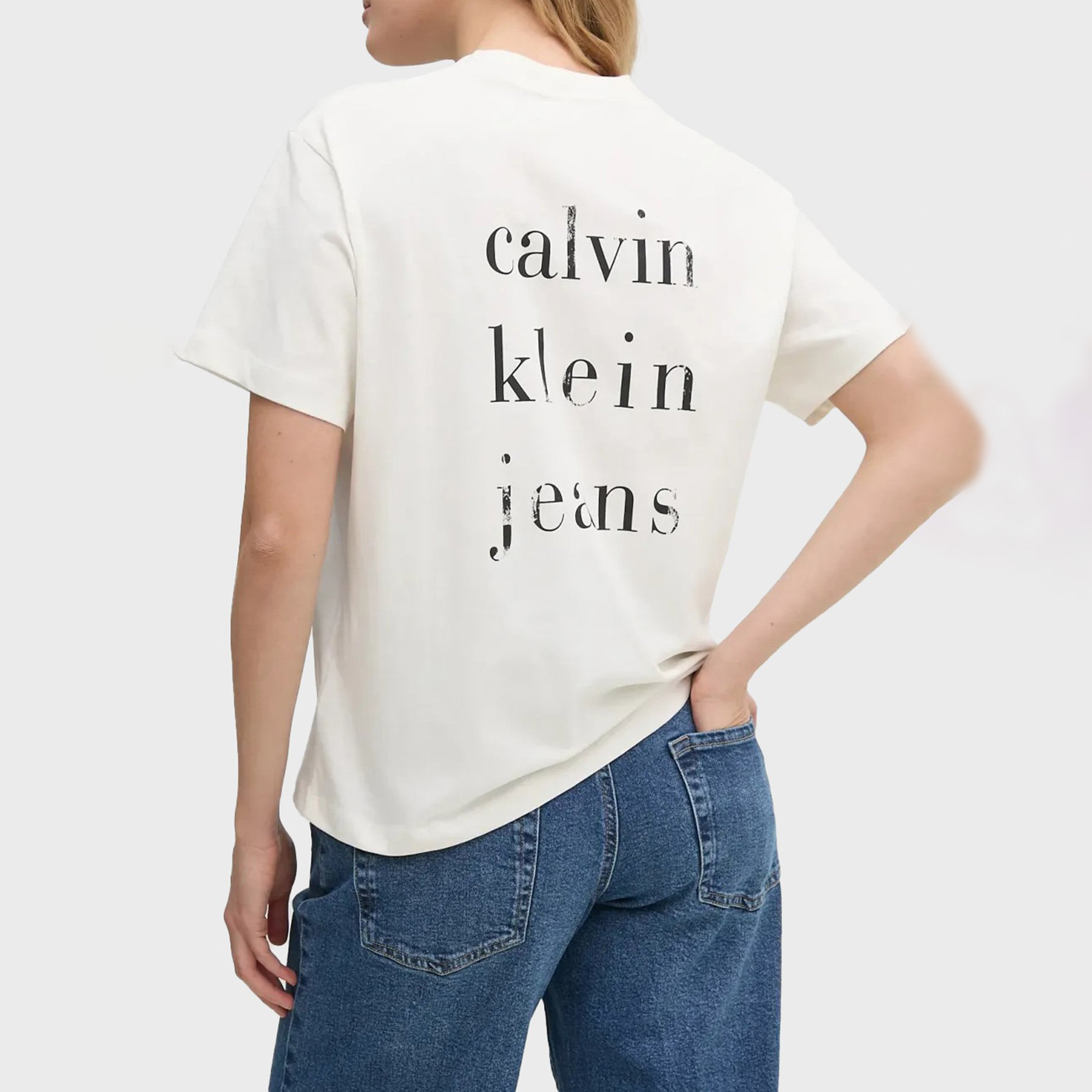 T-shirt branca com texto preto calvin klein jeans nas costas