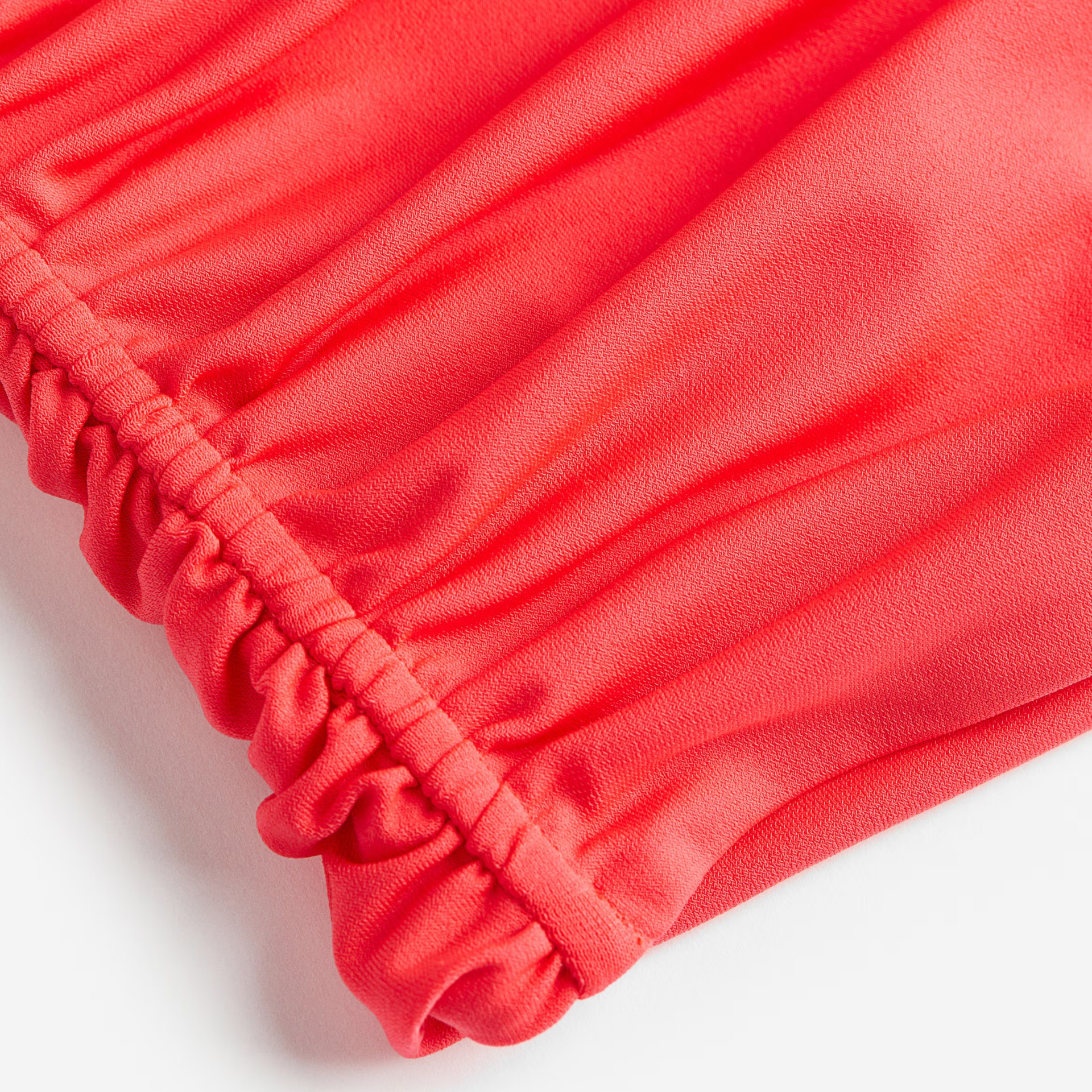 Tecido elástico vermelho com costura franzida