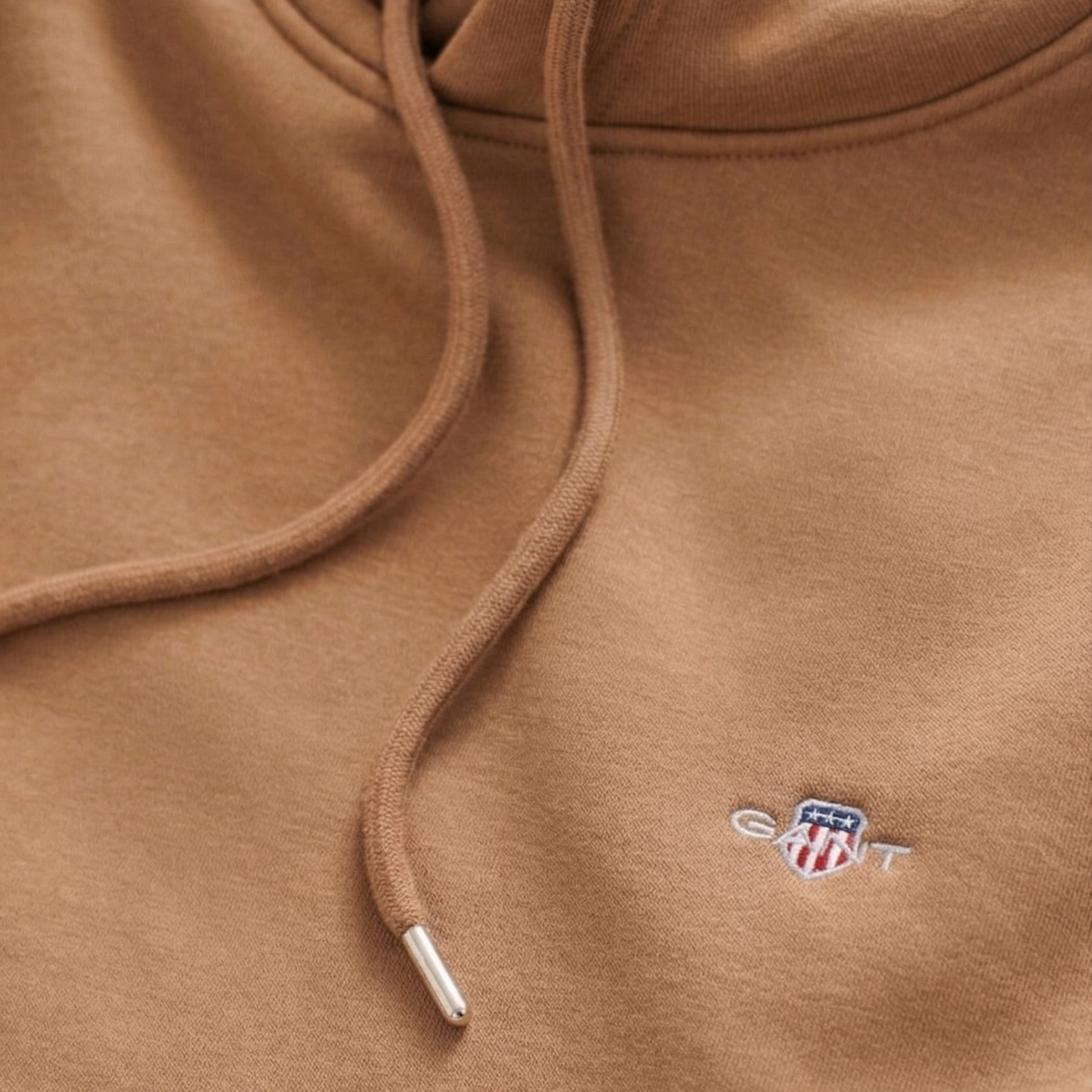Sweatshirt castanha com capuz e logótipo GANT bordado