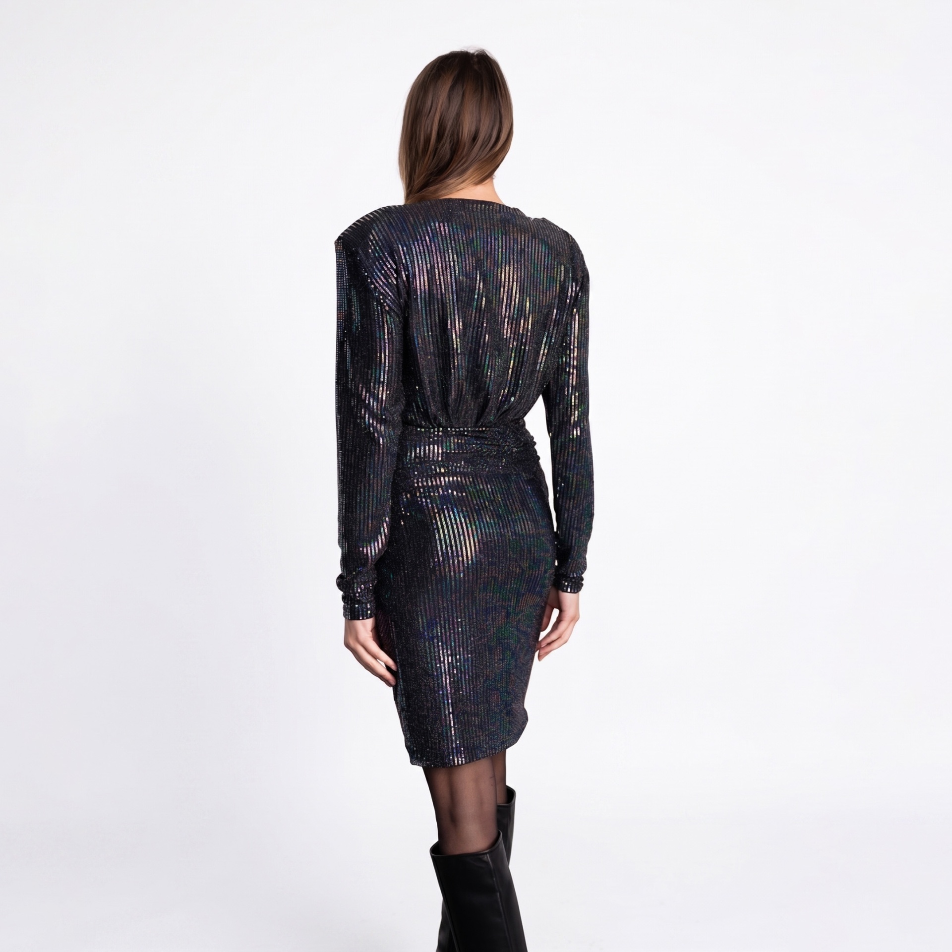 Vestido justo negro com riscas verticais cintilantes e mangas compridas, visto de costas.