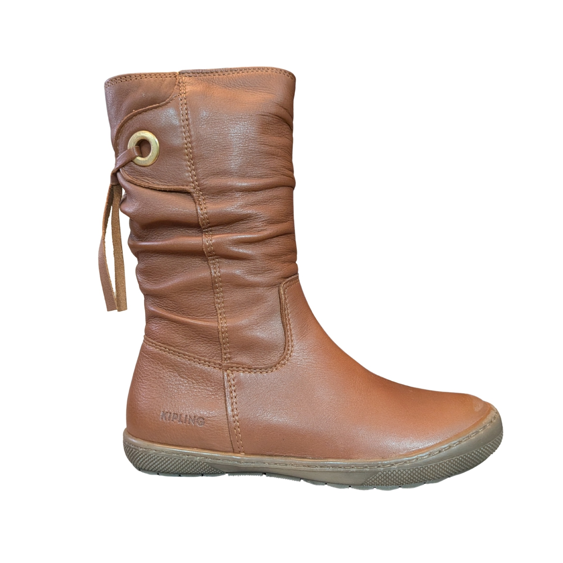 Bota feminina de couro castanho claro com franzidos e sola de borracha