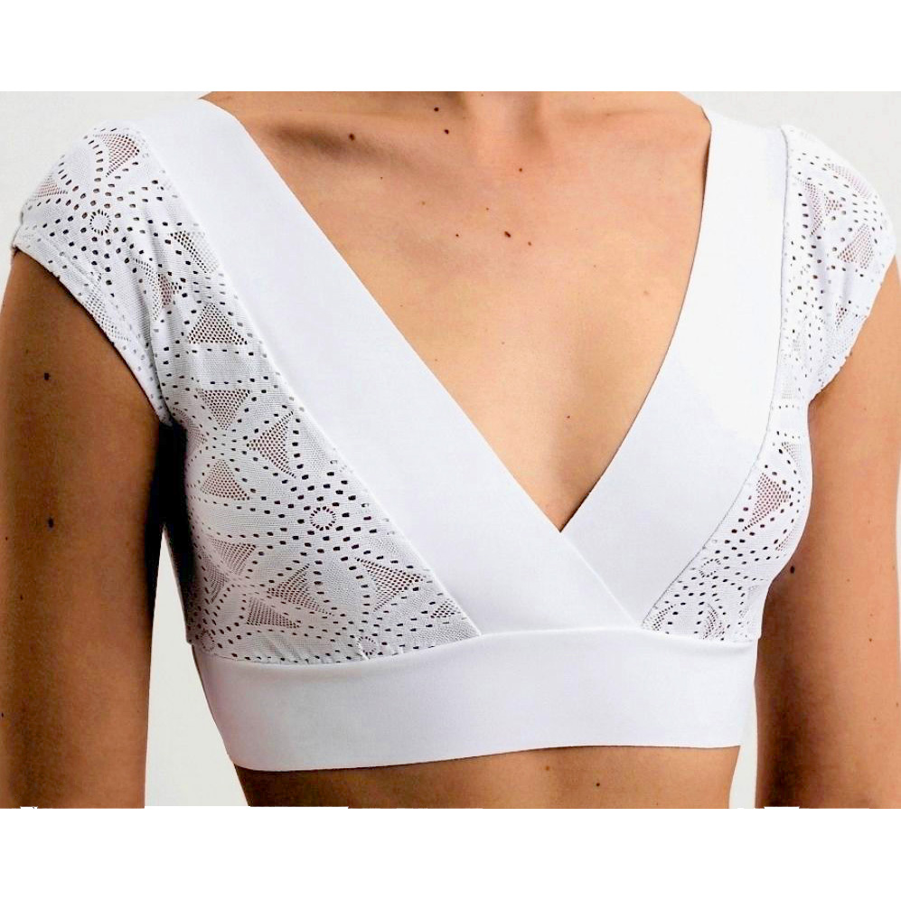 Top branco feminino com padrão recortado e decote em V