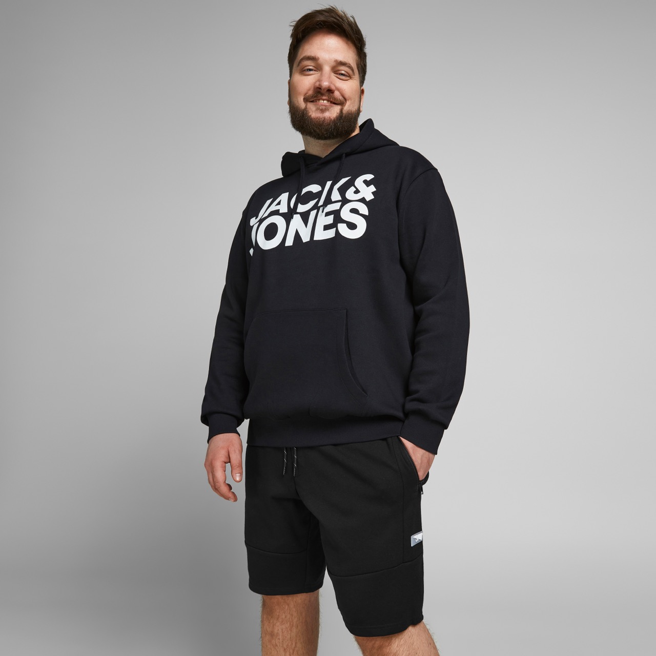 Homem com hoodie preto Jack & Jones e calções pretos