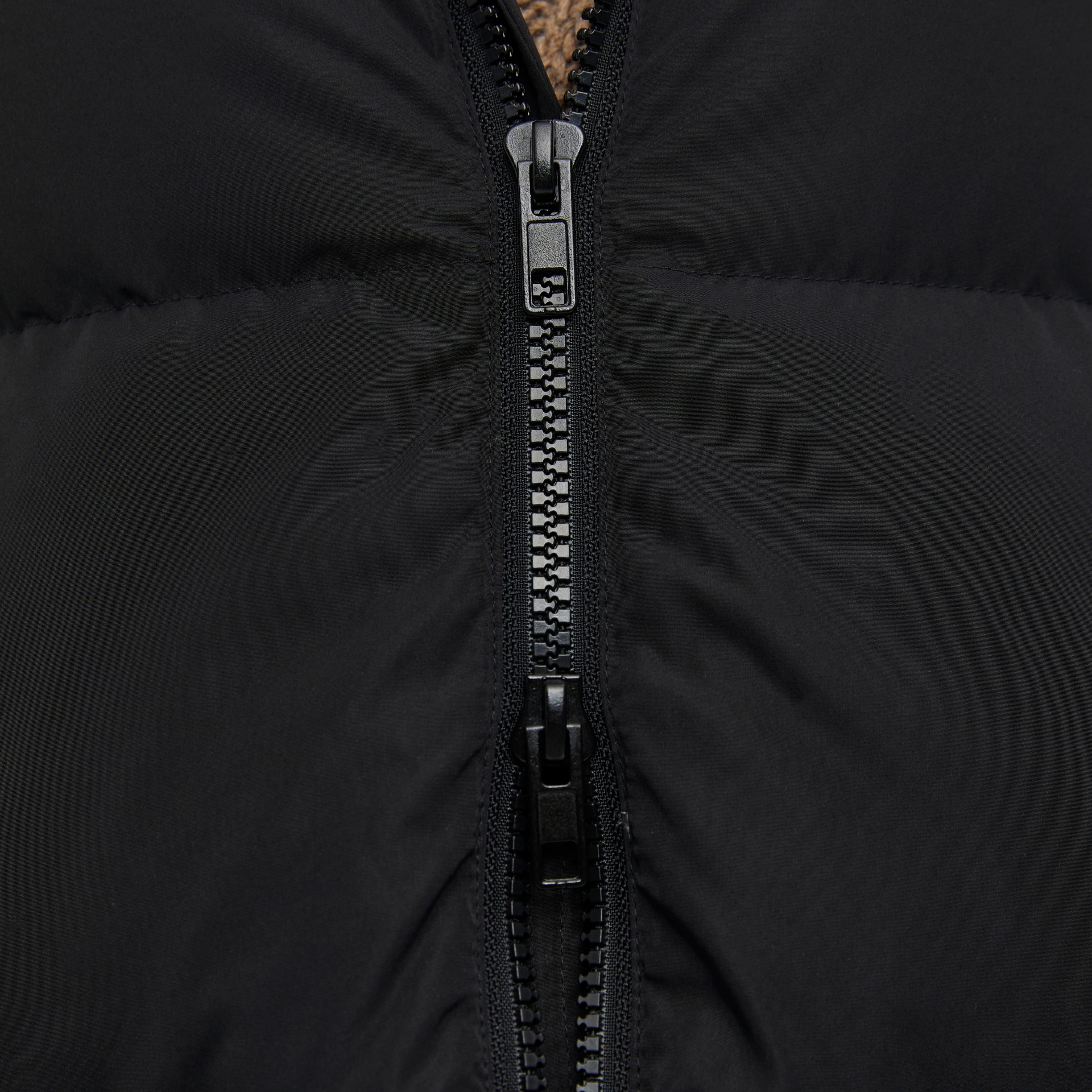 Fecho éclair preto em tecido acolchoado preto com interior castanho felpudo