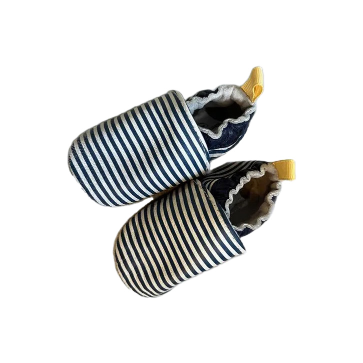 Sapatinhos para bebé azuis e brancos com riscas e etiqueta amarela