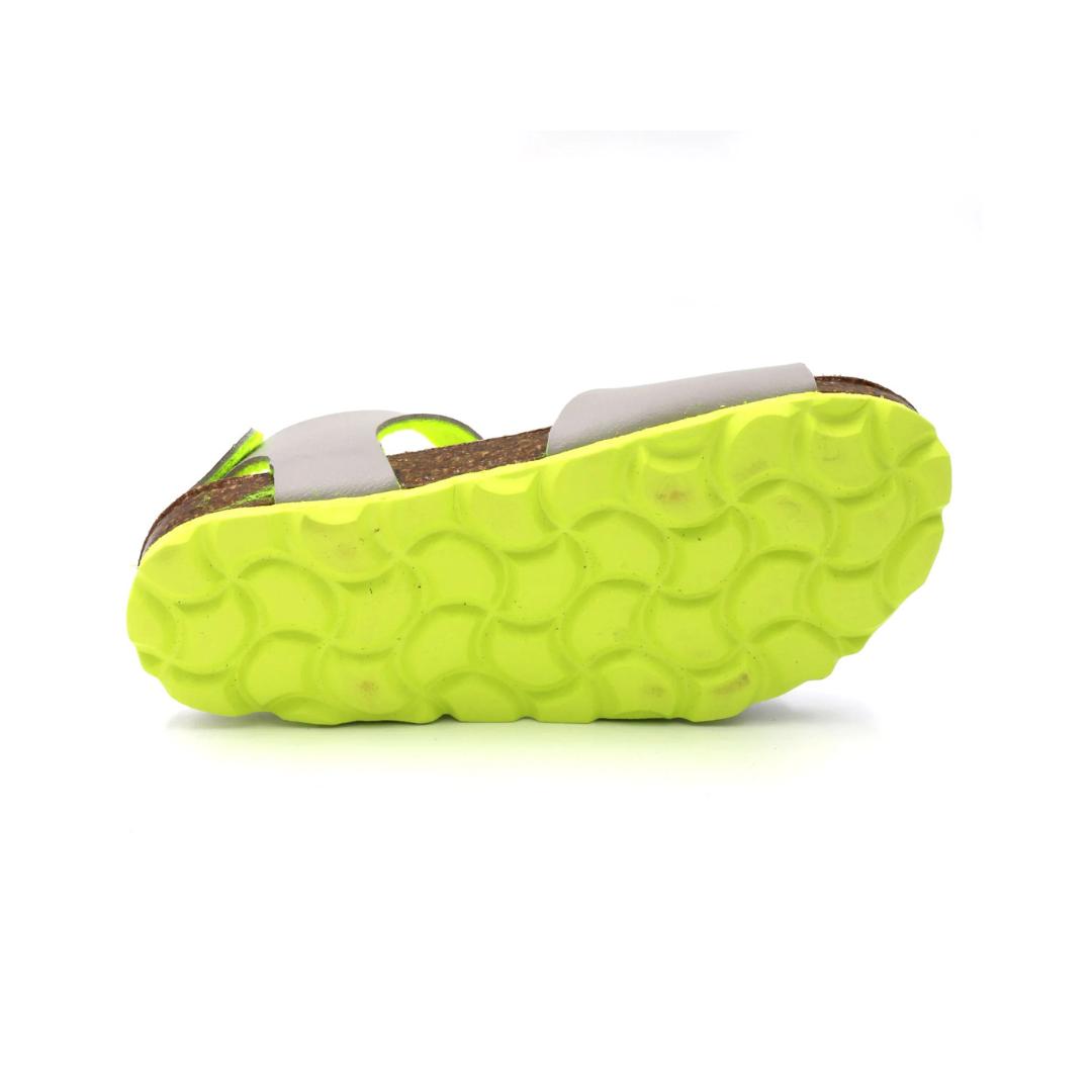 Sandália com sola amarela e tiras cinza