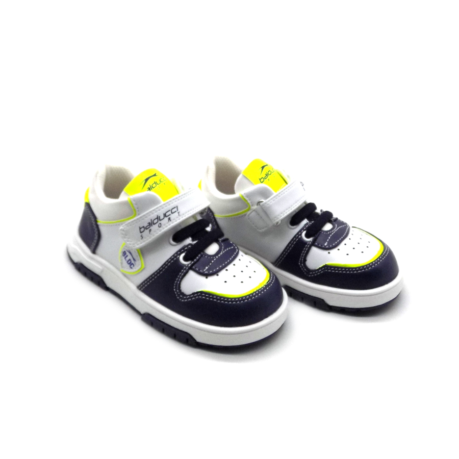 Ténis infantis branco, azul e amarelo com fecho em velcro.