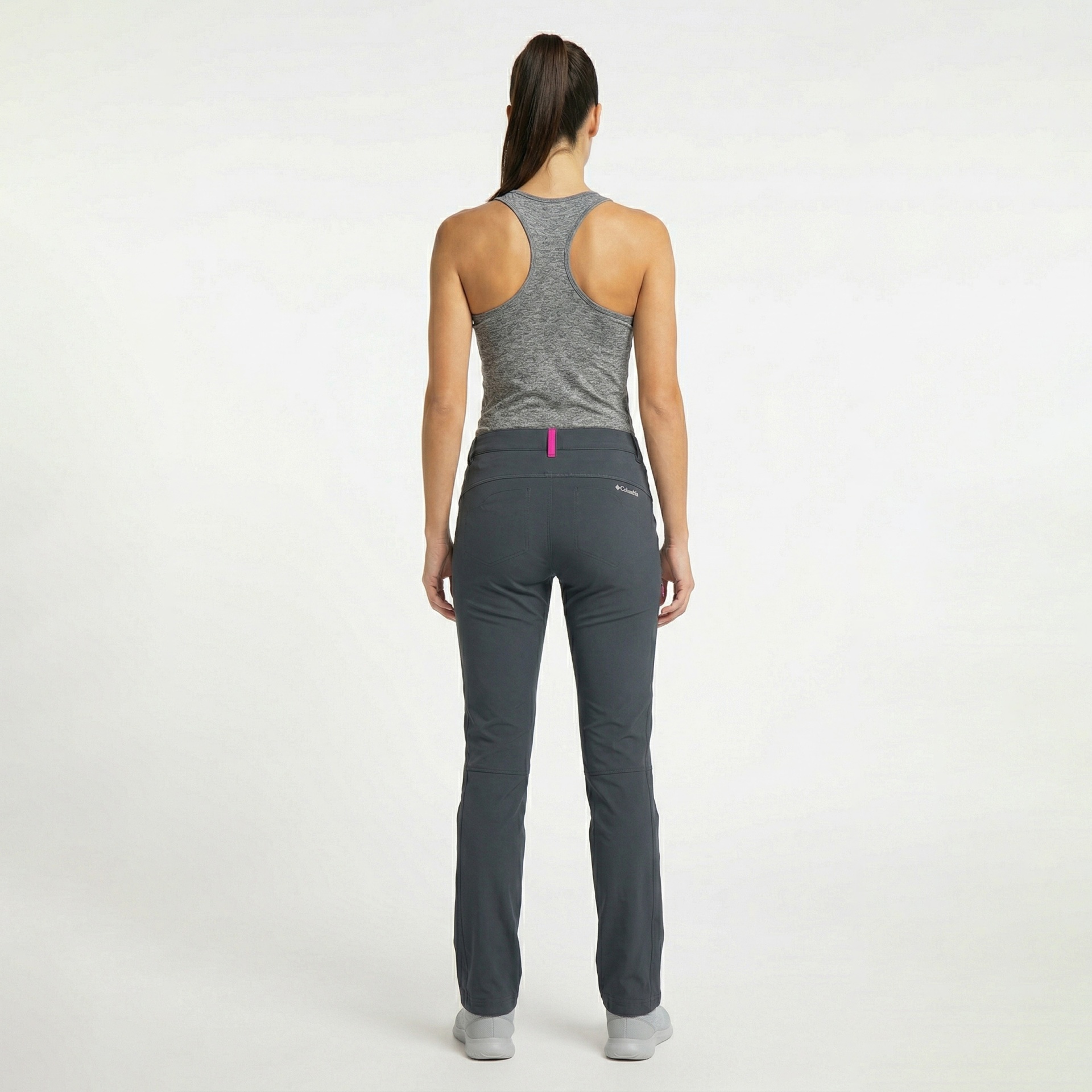 Pessoa com top cinza e calças cinzentas vista de costas