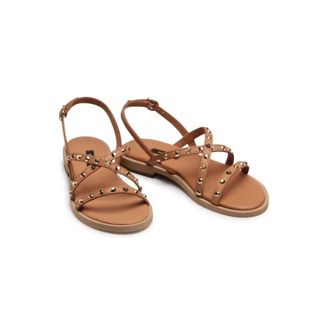 Sandálias castanhas com tiras e tachas douradas