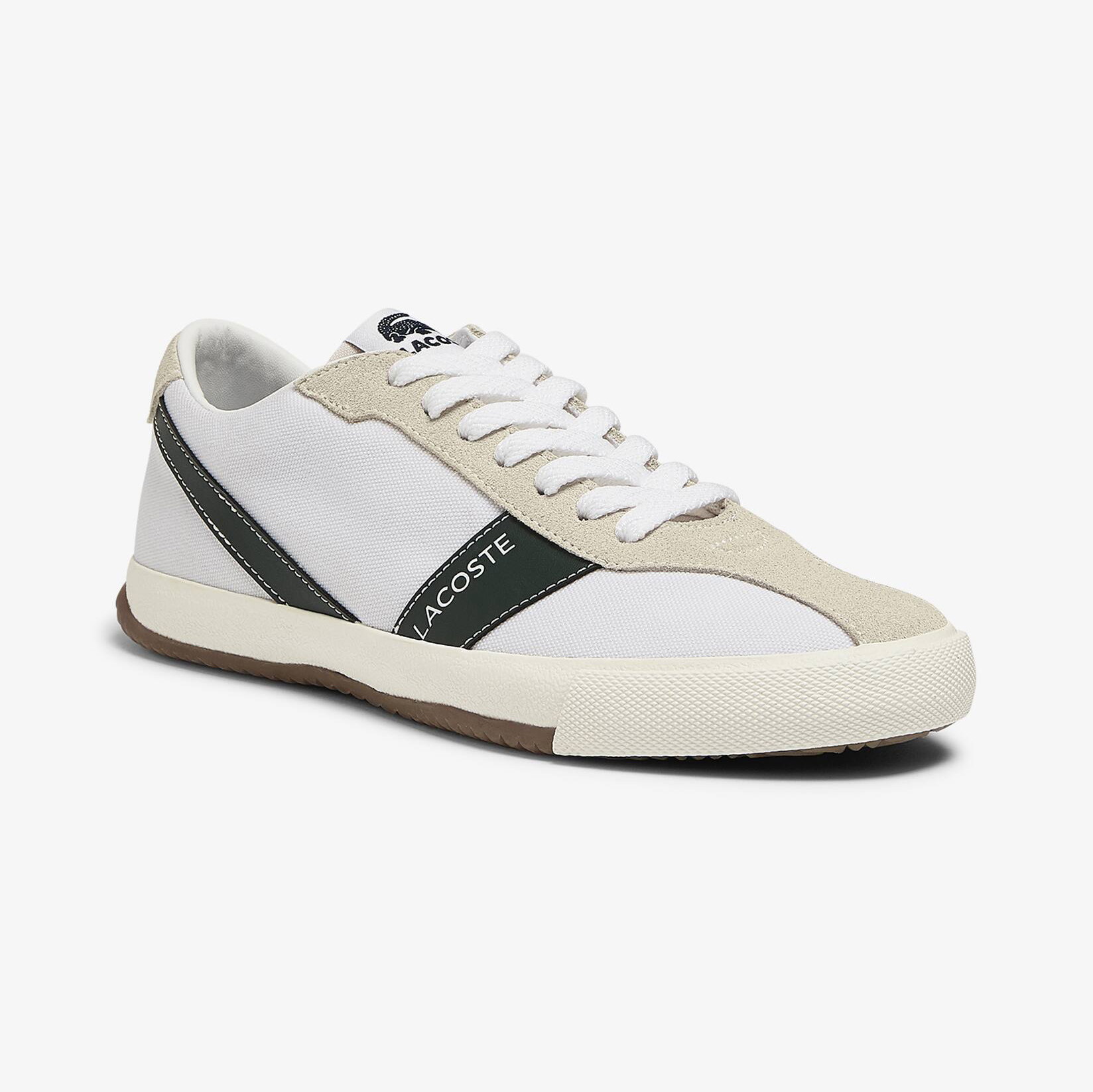 Ténis brancos Lacoste com faixa preta e detalhes em bege