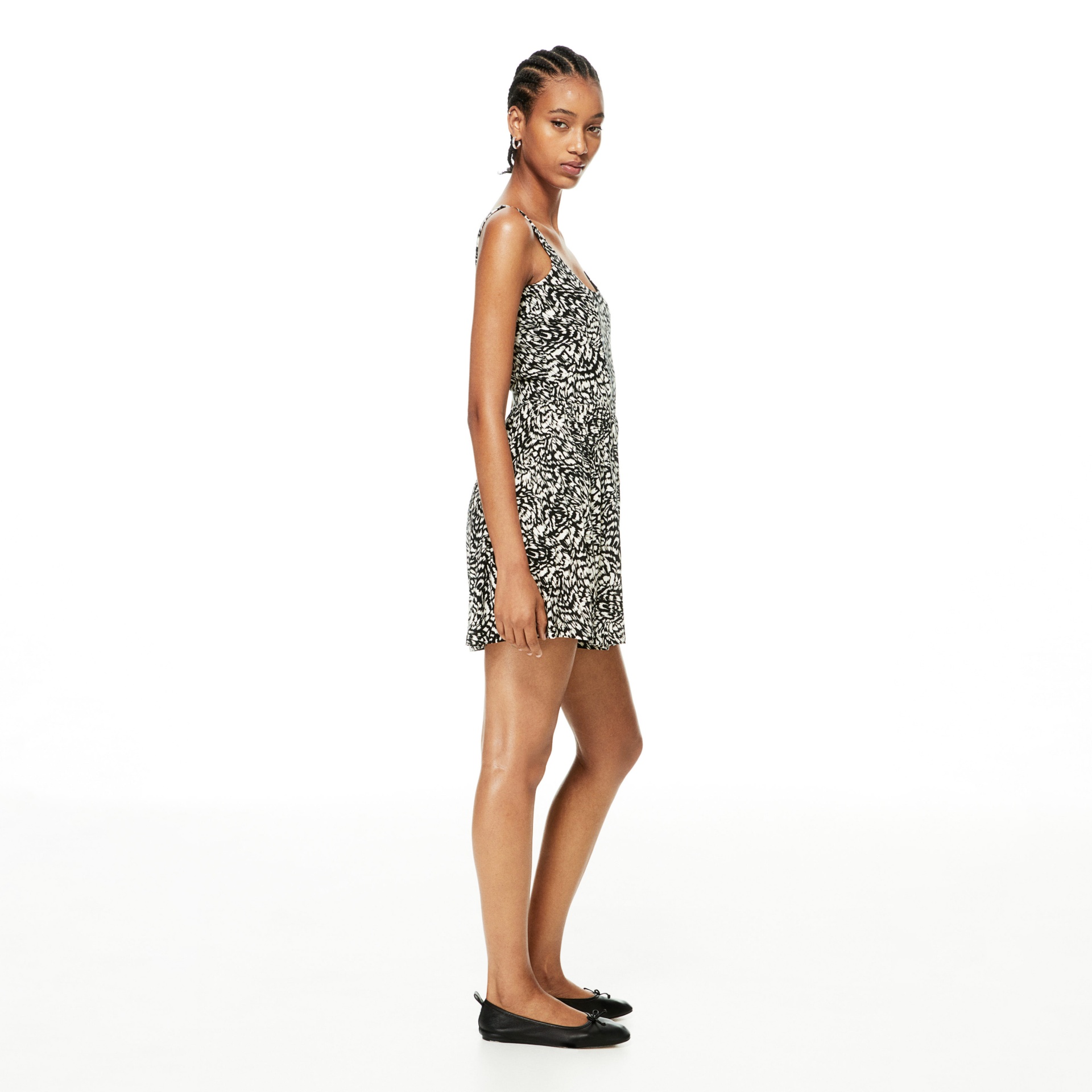 Vestido curto preto e branco com bailarinas pretas