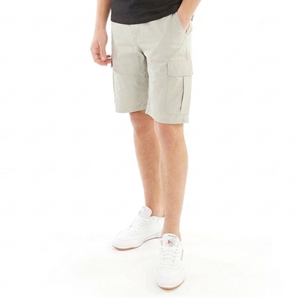 Calções bege claros tipo cargo usados com sapatilhas brancas