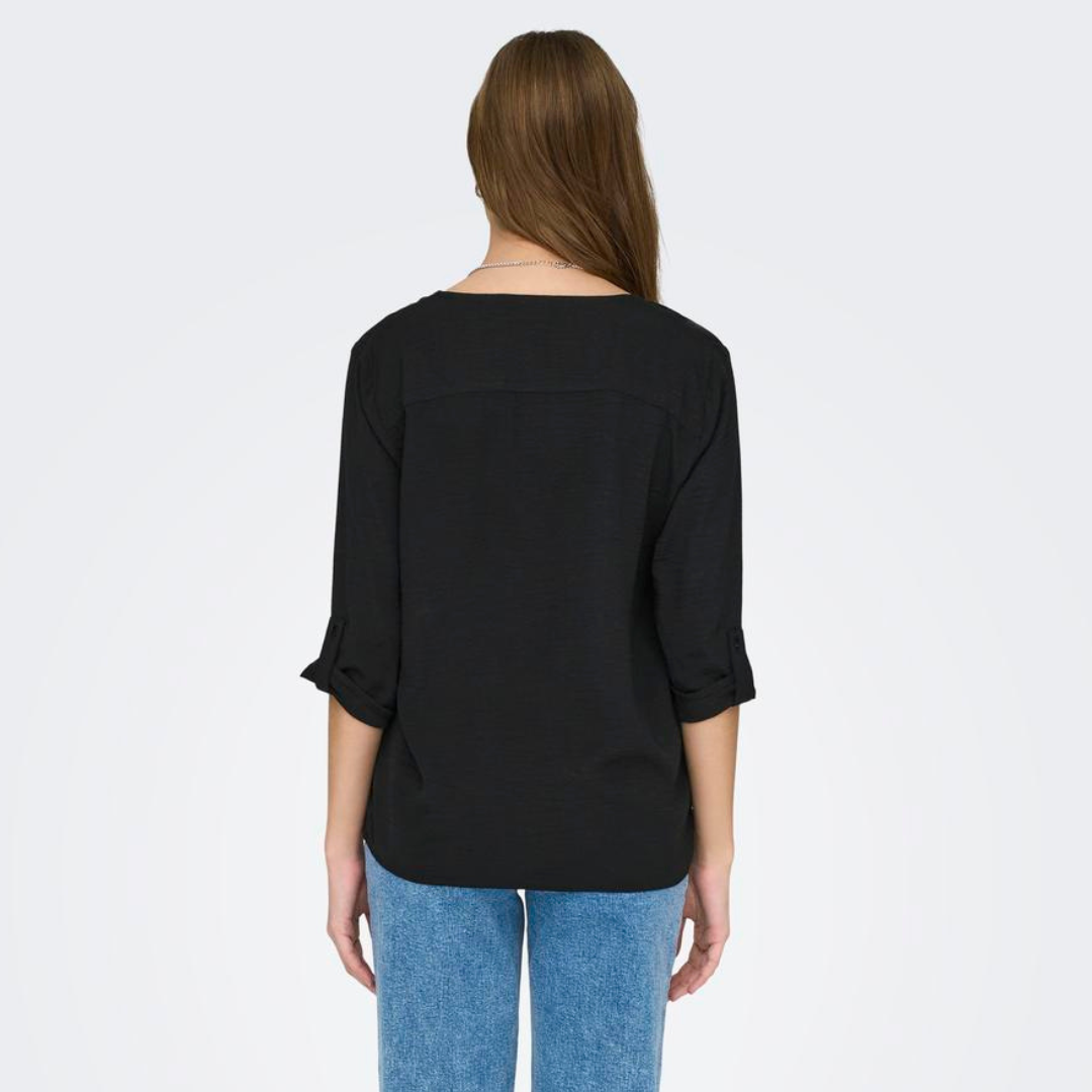 Blusa preta feminina de manga 3/4 vista de costas