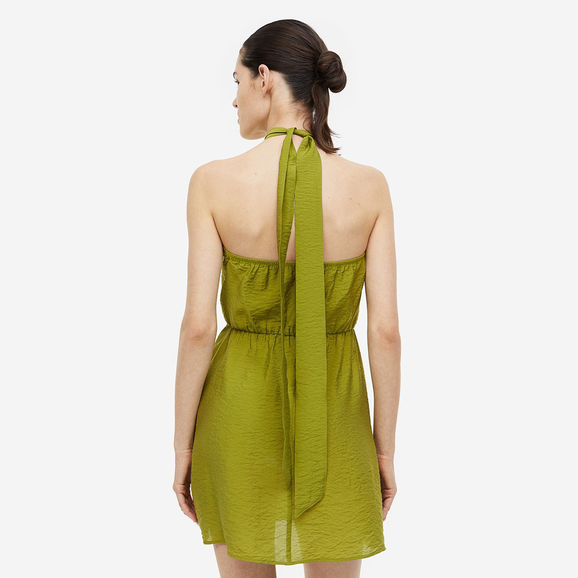 Vestido verde claro de alças com amarração ao pescoço visto de costas