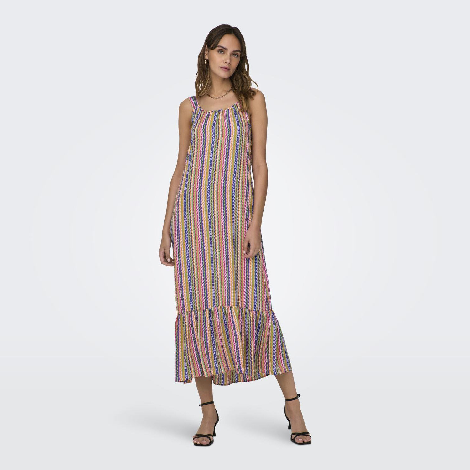 Vestido comprido de riscas coloridas com alças finas e babado na parte inferior