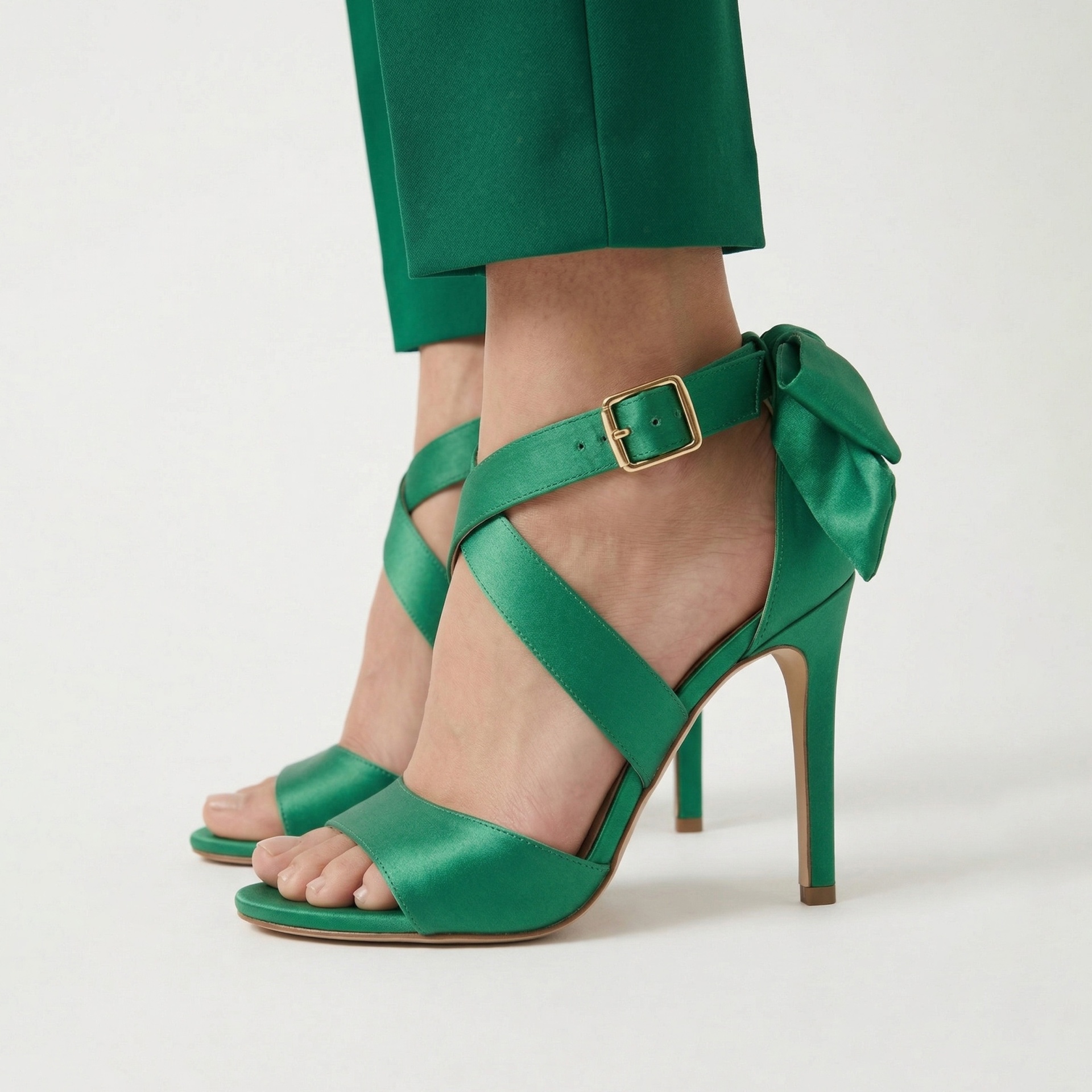 Sandálias de salto alto em cetim verde com laço e fivela dourada