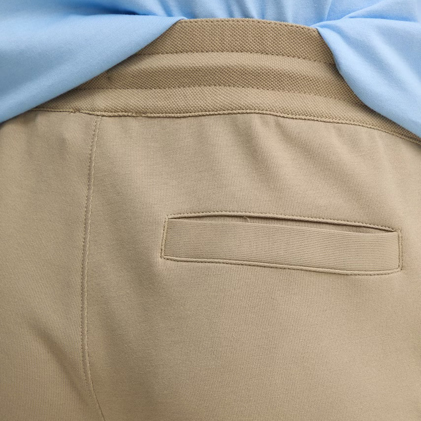 Detalhe das costas de calças bege com bolso e peça de roupa azul claro.