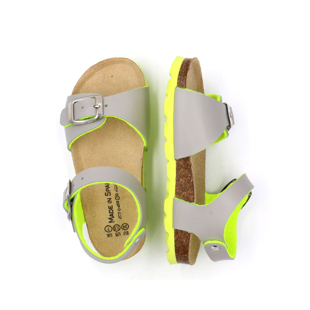 Sandálias infantis cinzentas com fivela e detalhes amarelo fluorescente