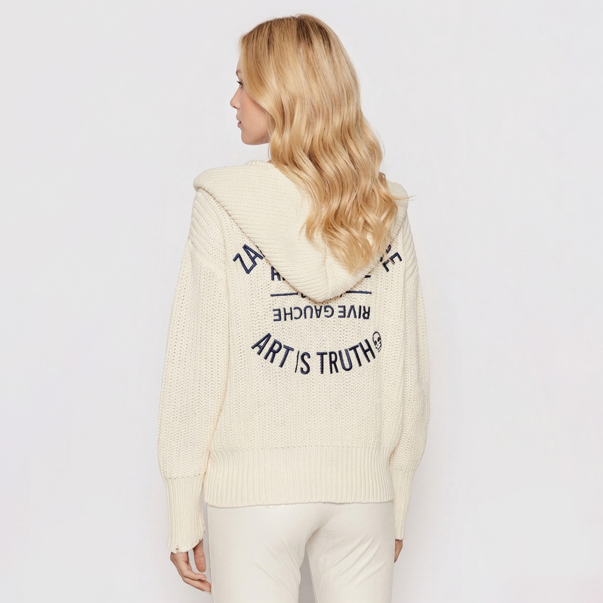 Camisola creme de malha com capuz e bordado azul nas costas