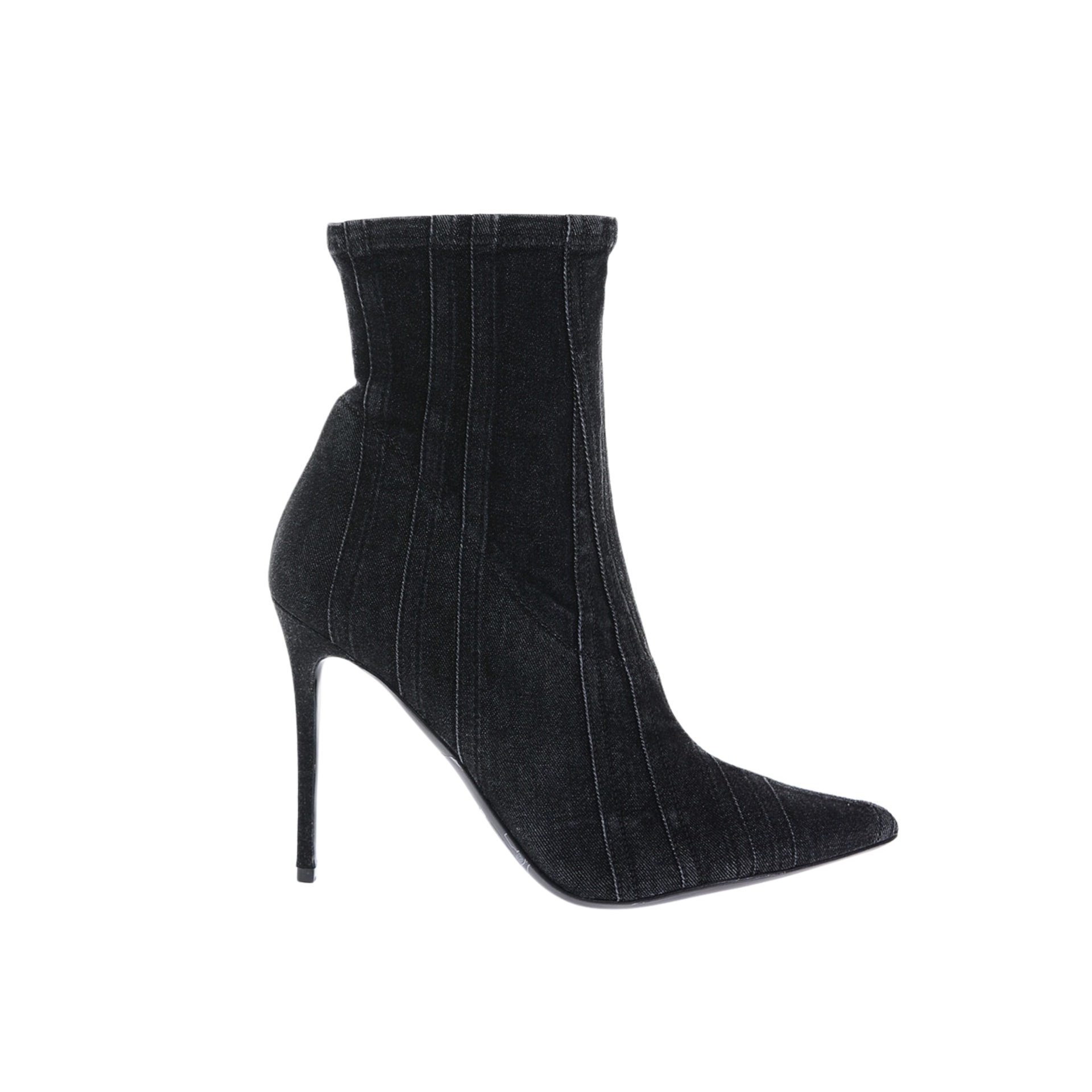 Bota feminina preta de salto alto fino com cano médio e costuras verticais.