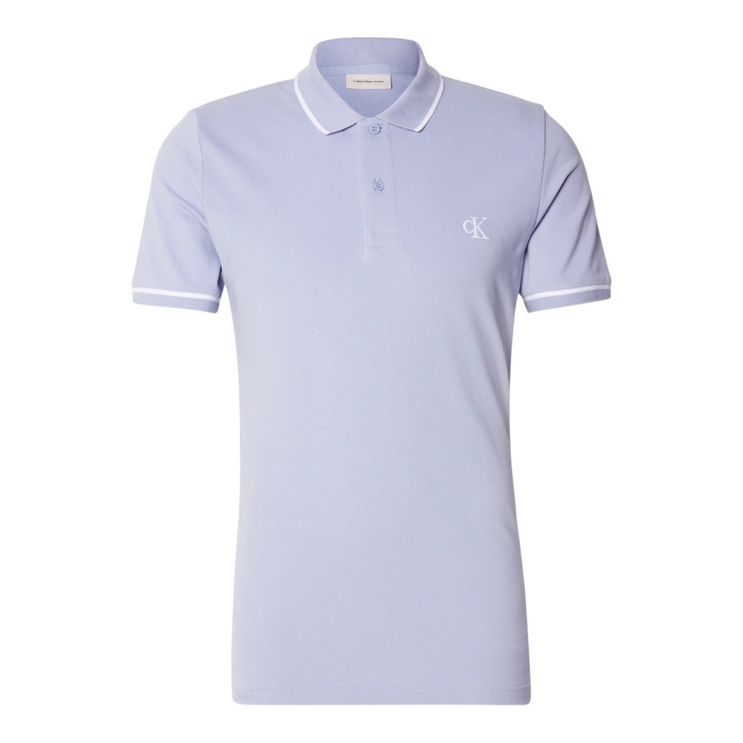 Polo Calvin Klein azul claro com riscas brancas e logótipo cK