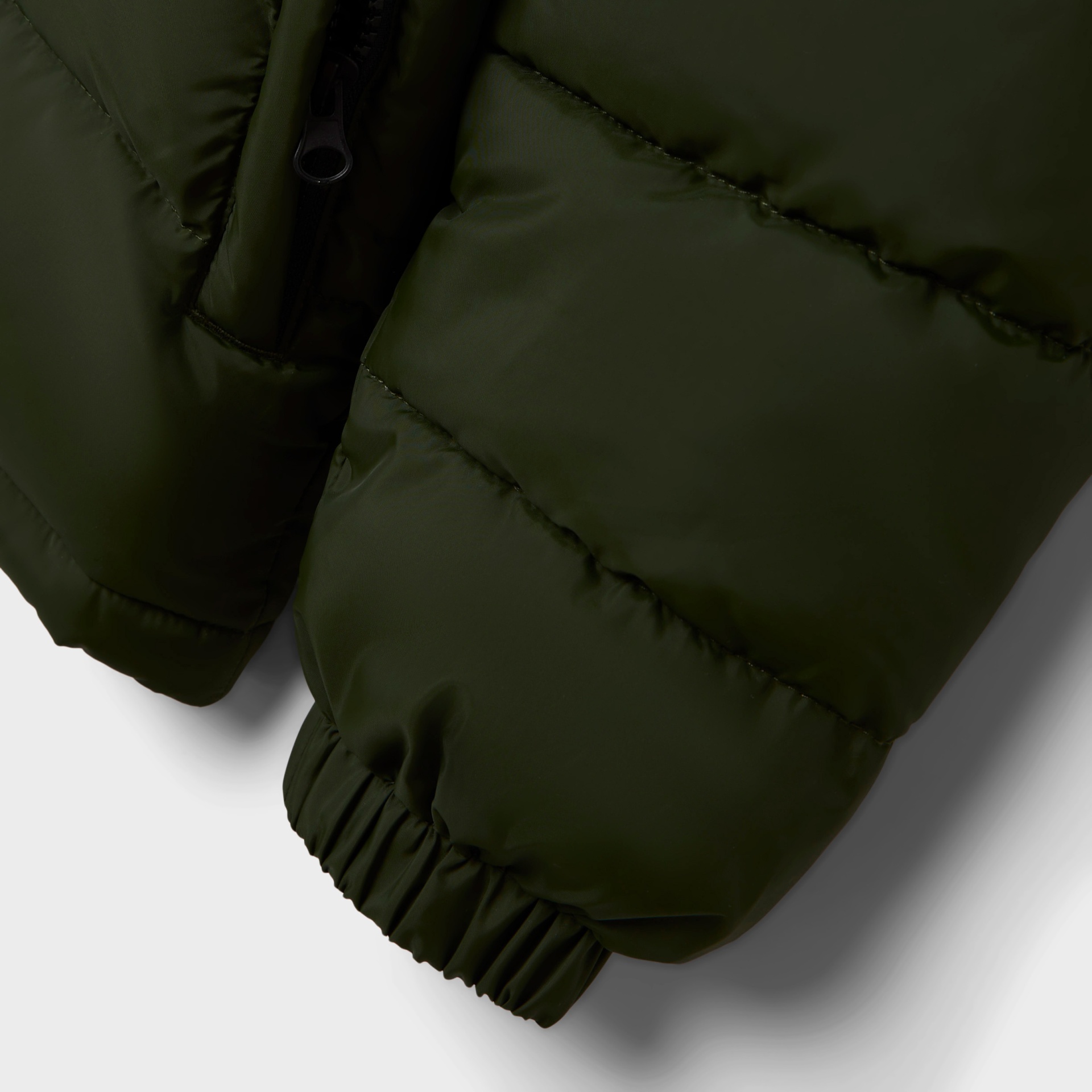 Mangas de casaco acolchoado verde-oliva com punhos elásticos