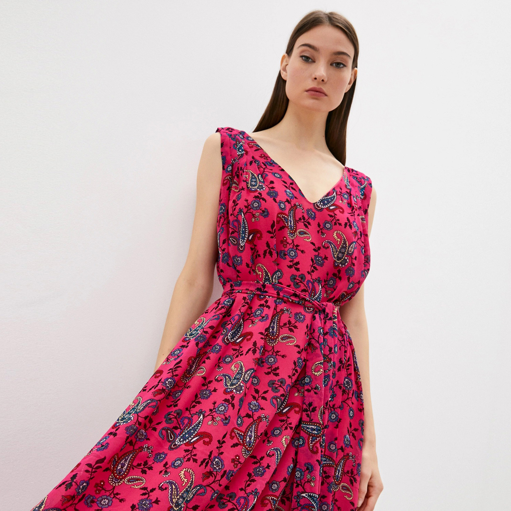 Vestido feminino rosa com padrão floral e cinto fino.