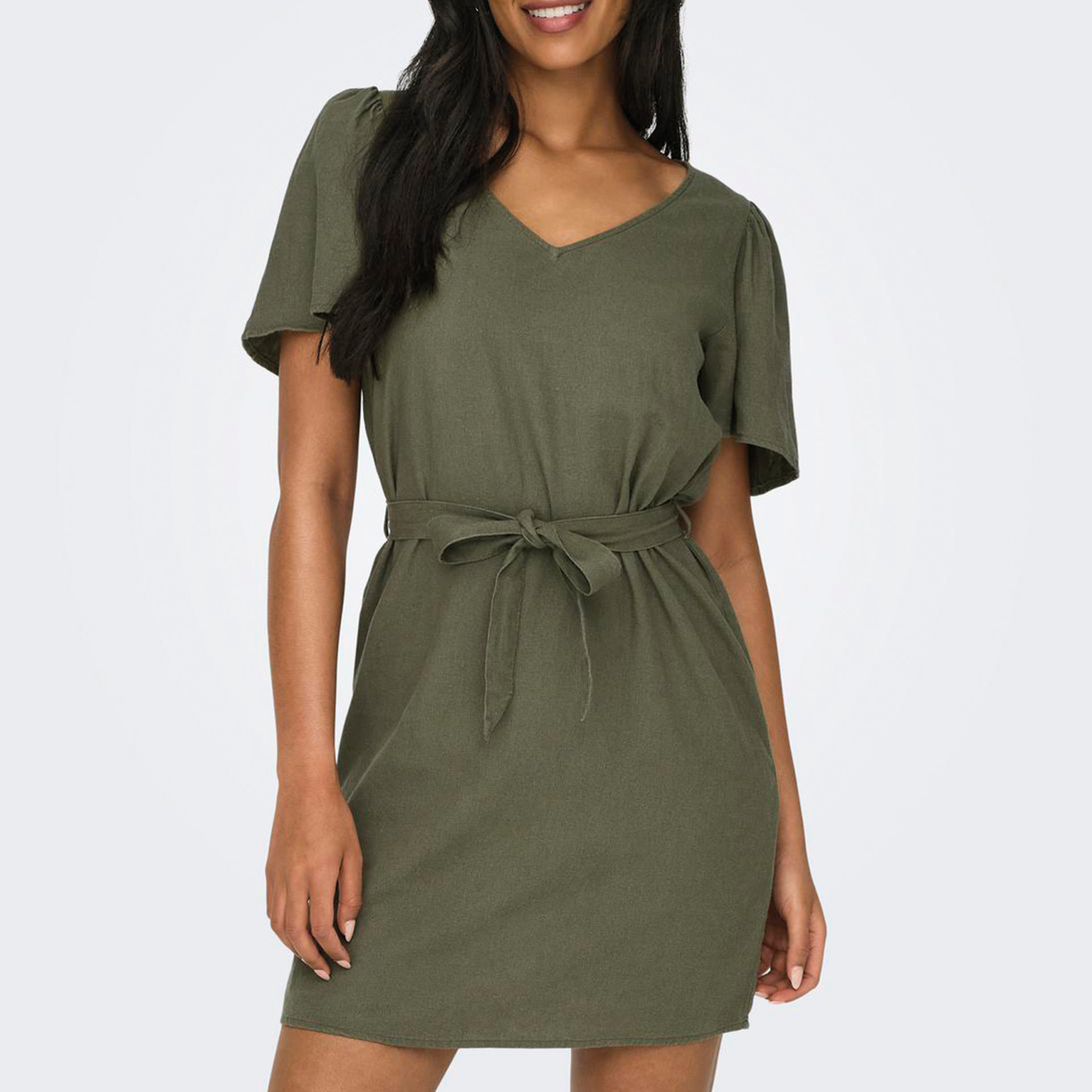 Vestido curto verde-oliva com decote em V e cinto de tecido