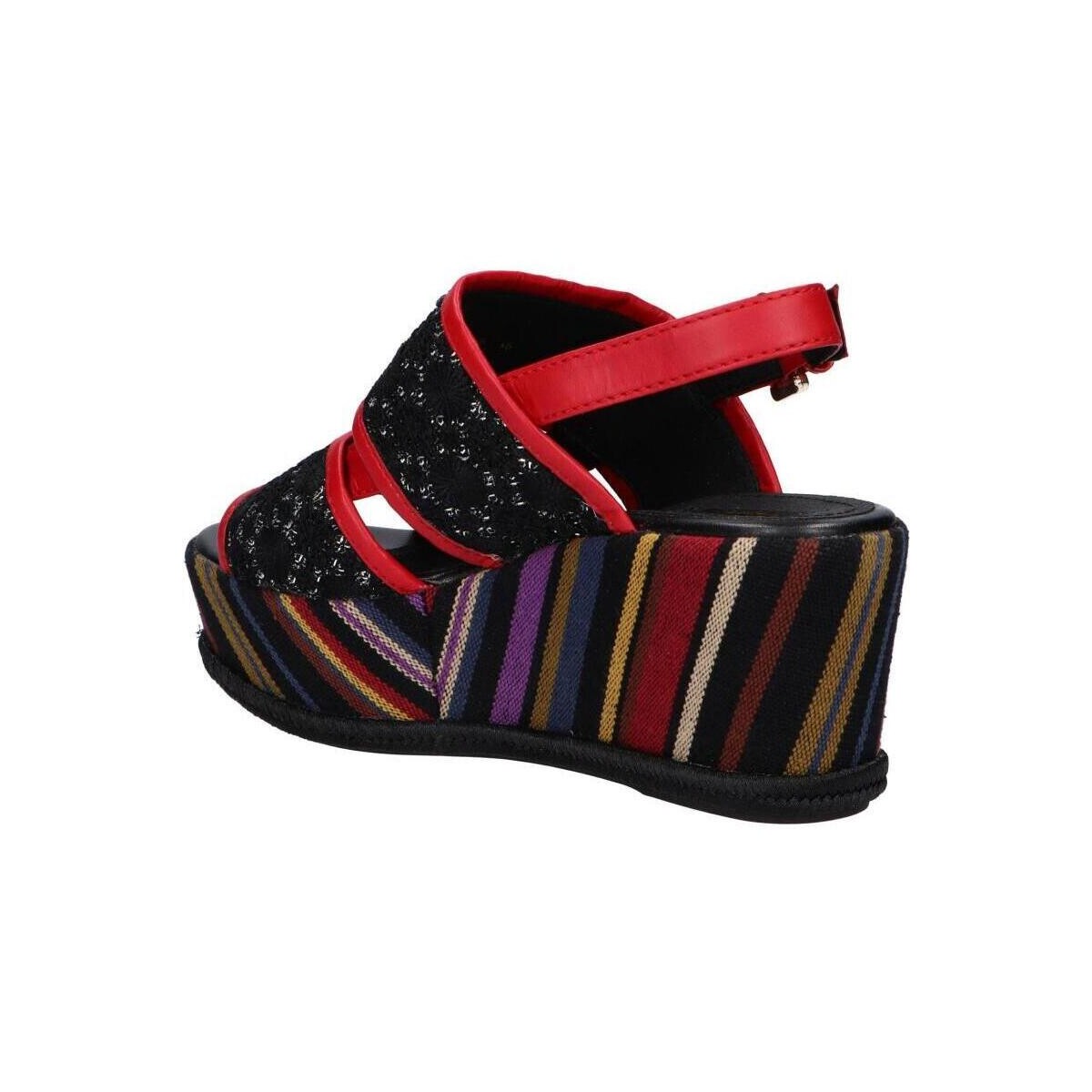 Sandália de cunha preta, branca, vermelha e riscada