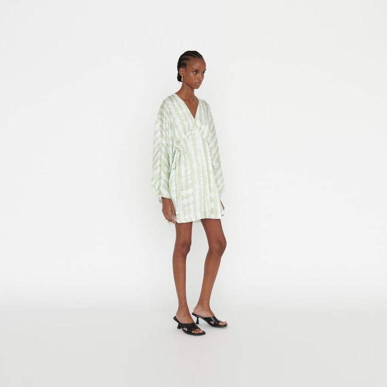 Vestido curto listrado verde claro e branco com mangas bufantes e decote em V