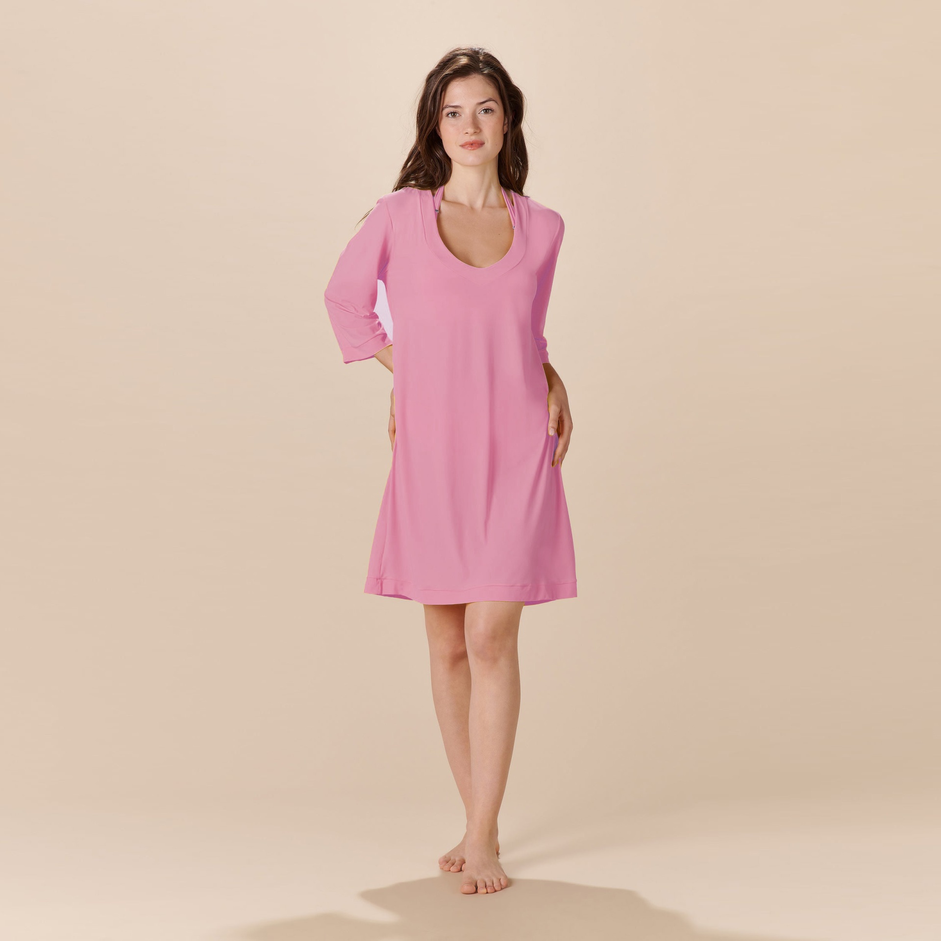 Vestido cor-de-rosa de manga 3/4 com decote redondo curto
