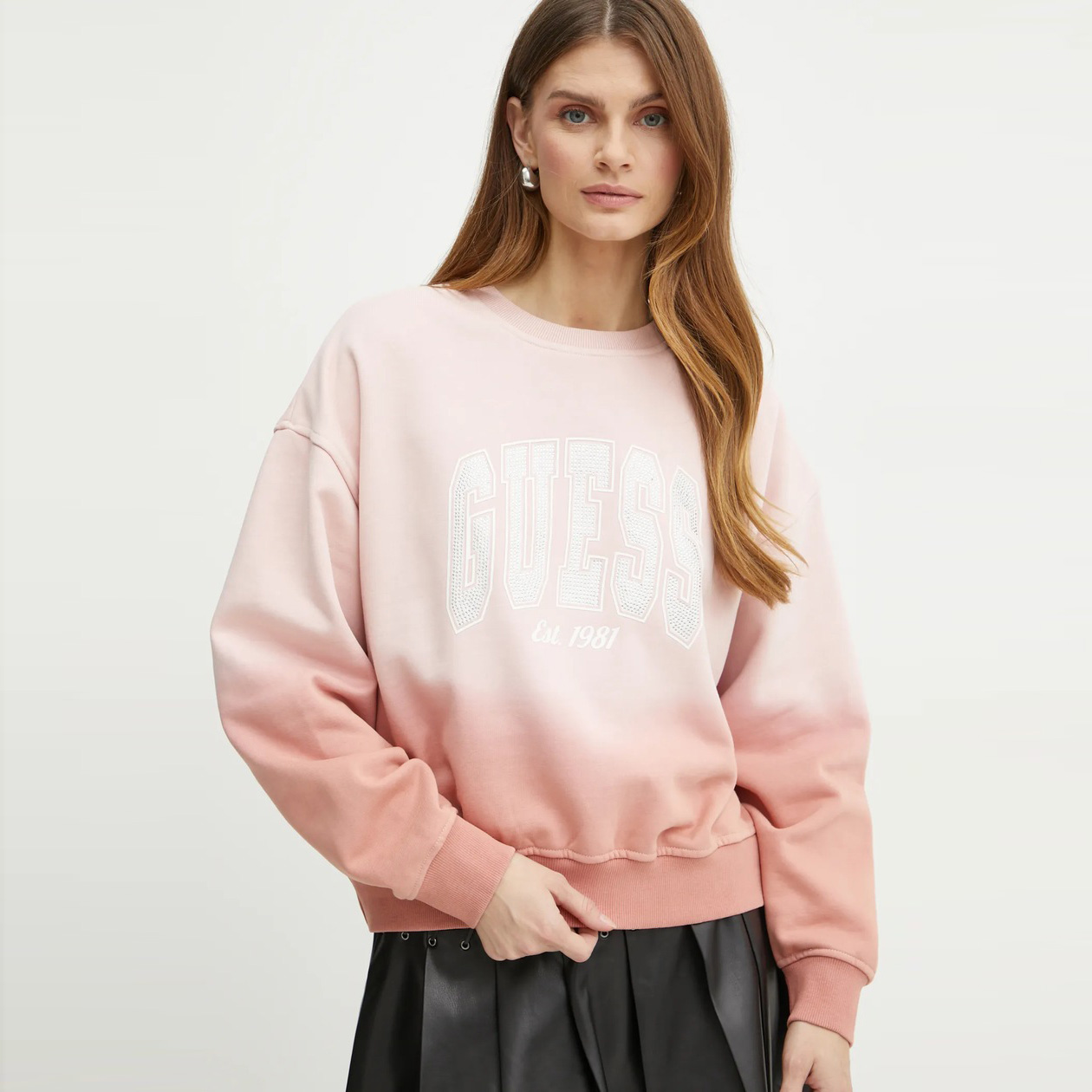 Sweatshirt rosa degradê com logo GUESS e texto Est. 1981