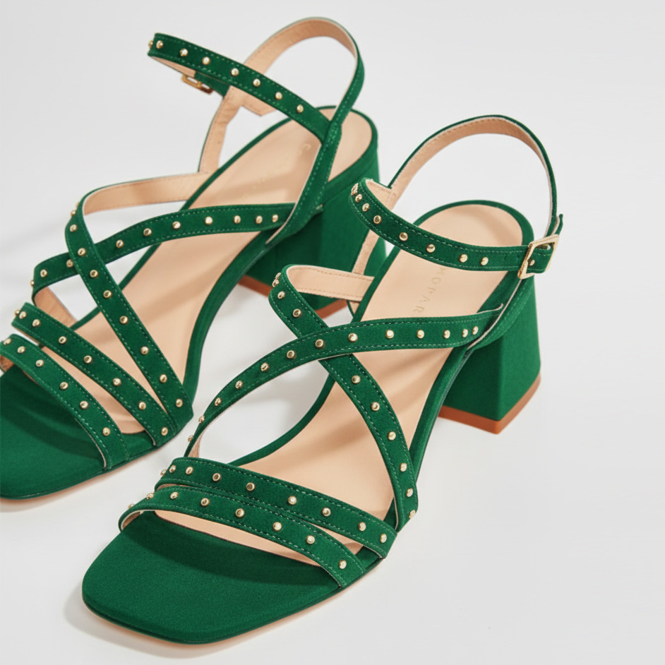 Sandálias de salto alto verdes com tachas douradas