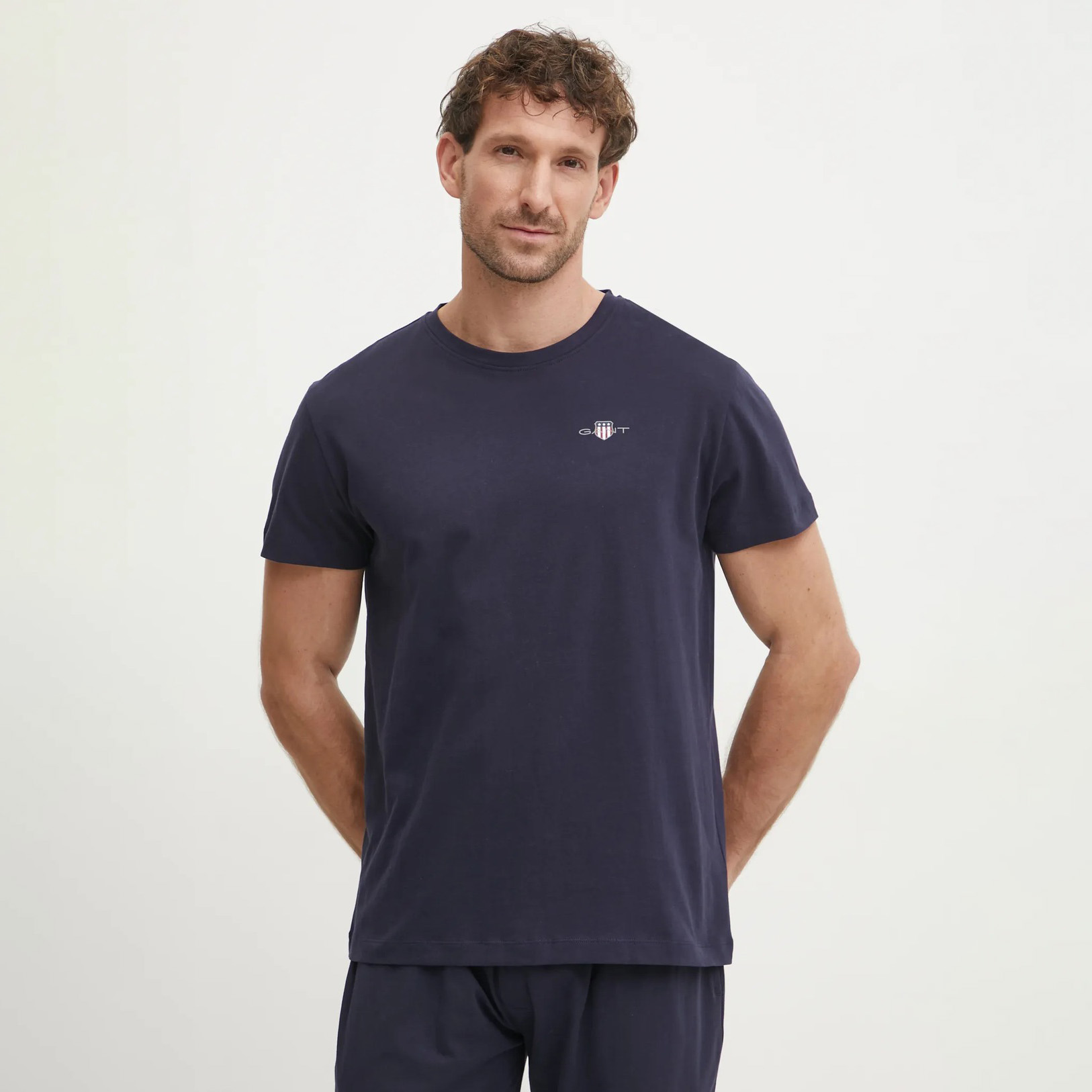 Camiseta azul escuro masculina com logótipo GANT no peito