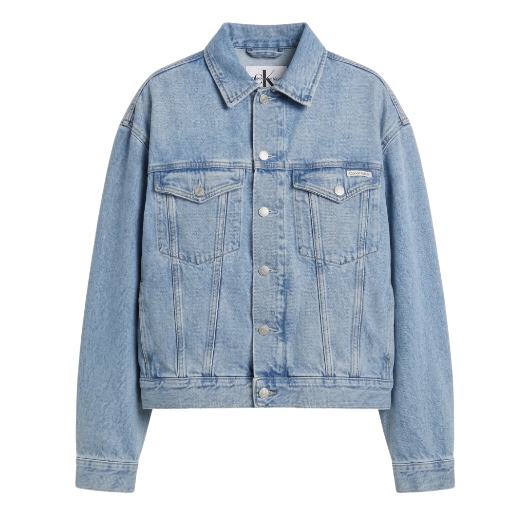 Casaco de ganga azul claro com botões prateados e bolsos no peito