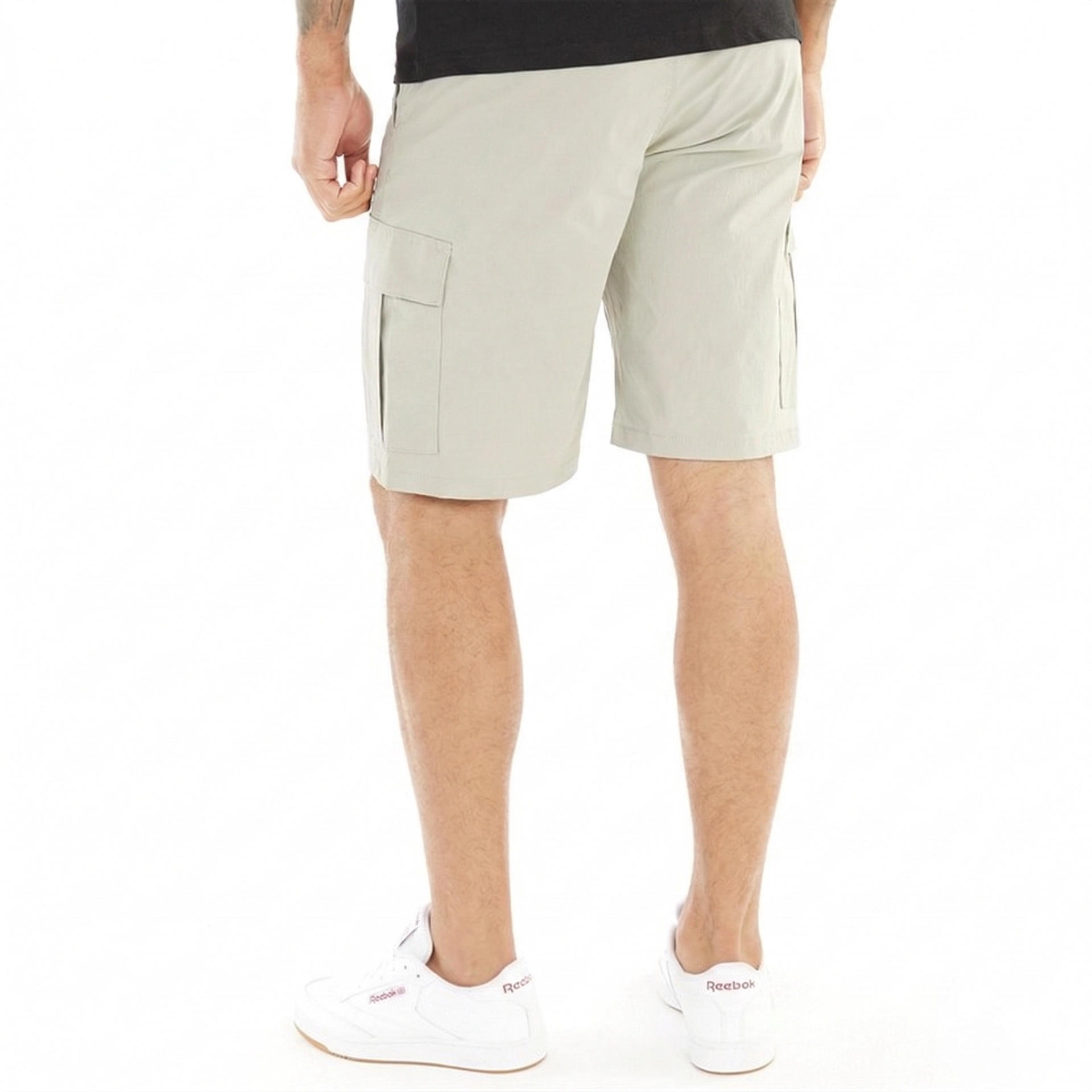 Bermuda cargo bege claro com bolsos laterais, vista de costas.