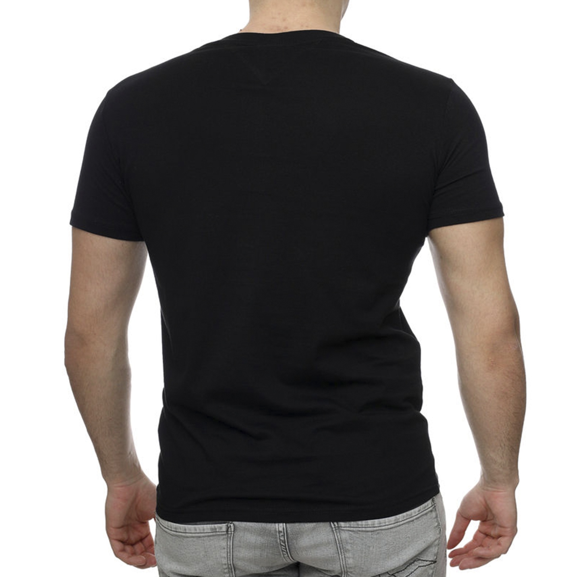 Homem visto de costas a usar t-shirt preta e calças de ganga cinza claro