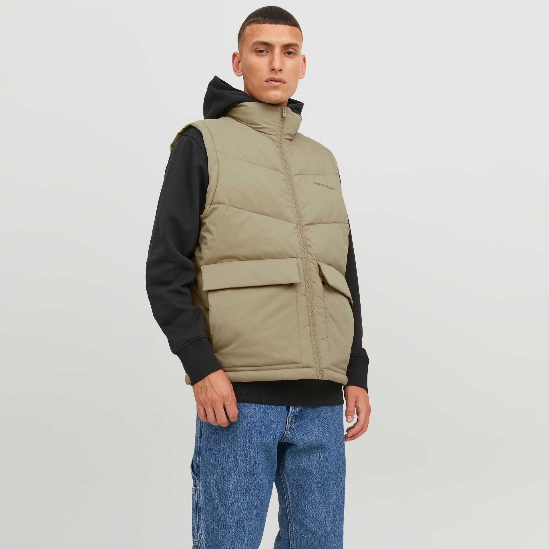 Colete acolchoado bege com bolsos e capuz preto por baixo