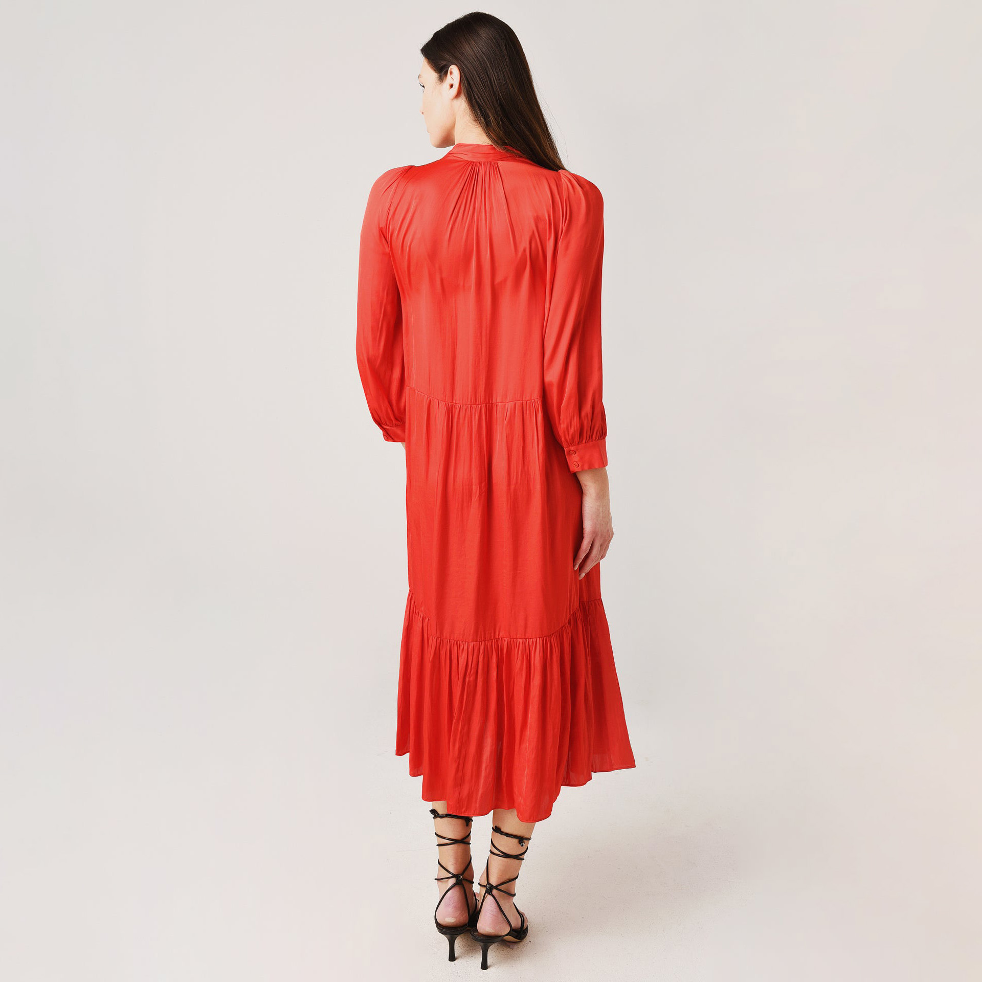 Vestido midi vermelho com mangas compridas visto de costas
