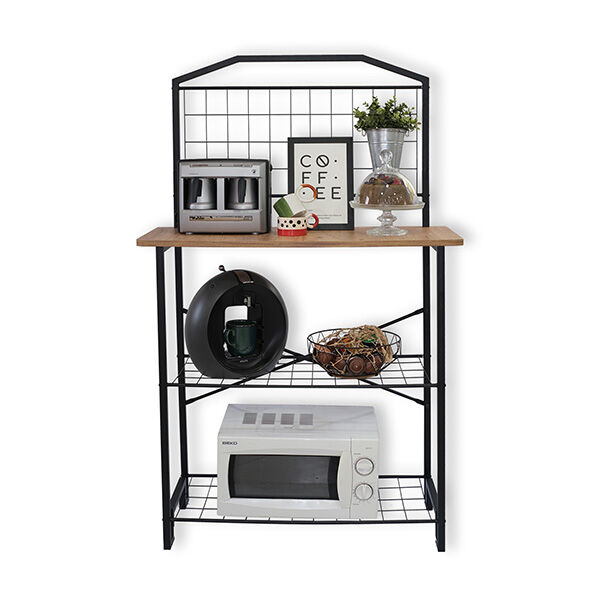 Estante metálica preta com prateleiras grade e tampo madeira e vários objetos de cozinha