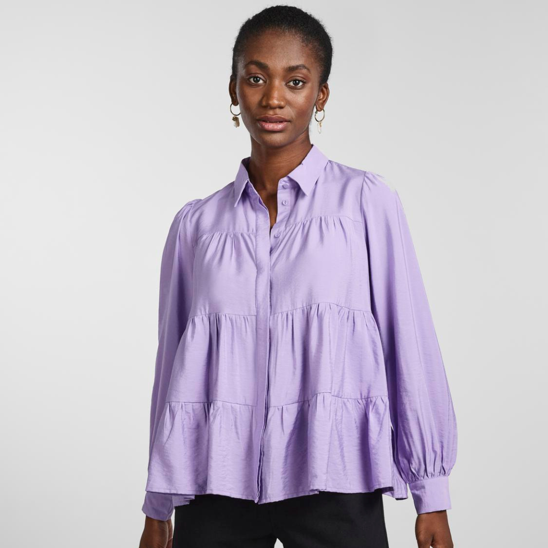 Blusa lilás feminina de manga comprida com babados em fundo branco