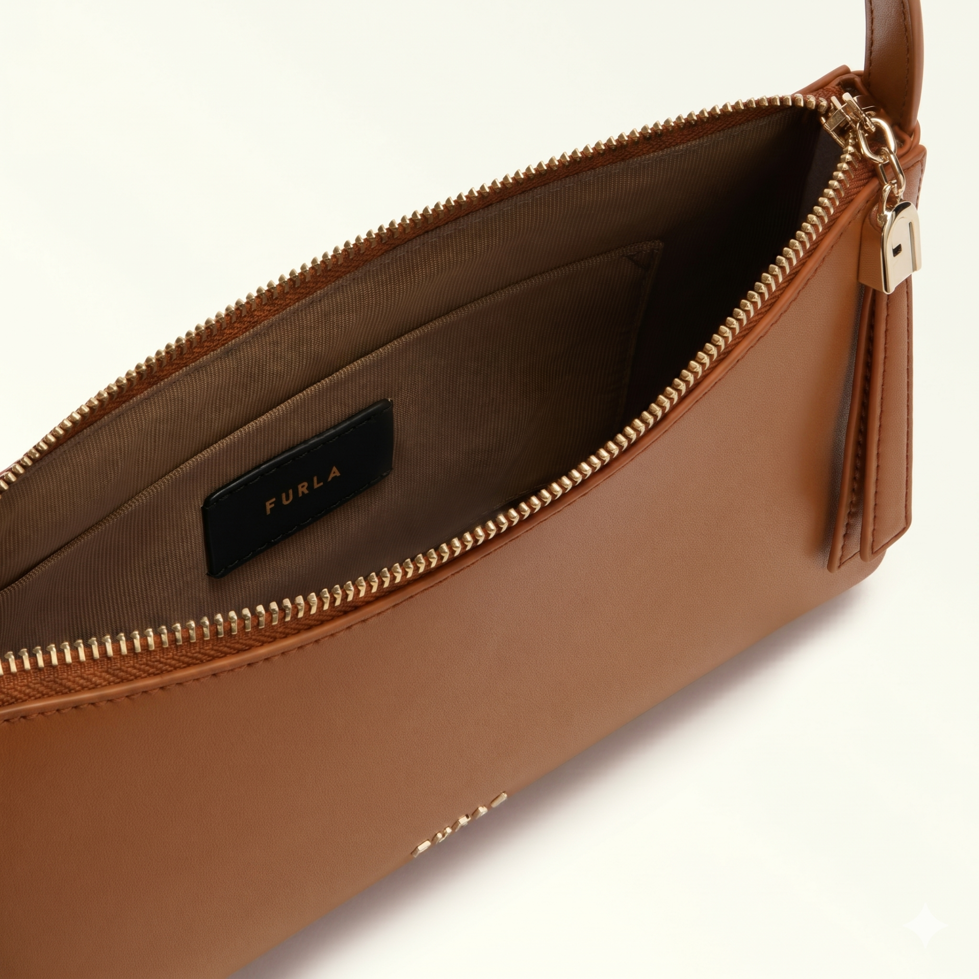 Bolsa castanha com fecho dourado e interior em tecido castanho com etiqueta FURLA