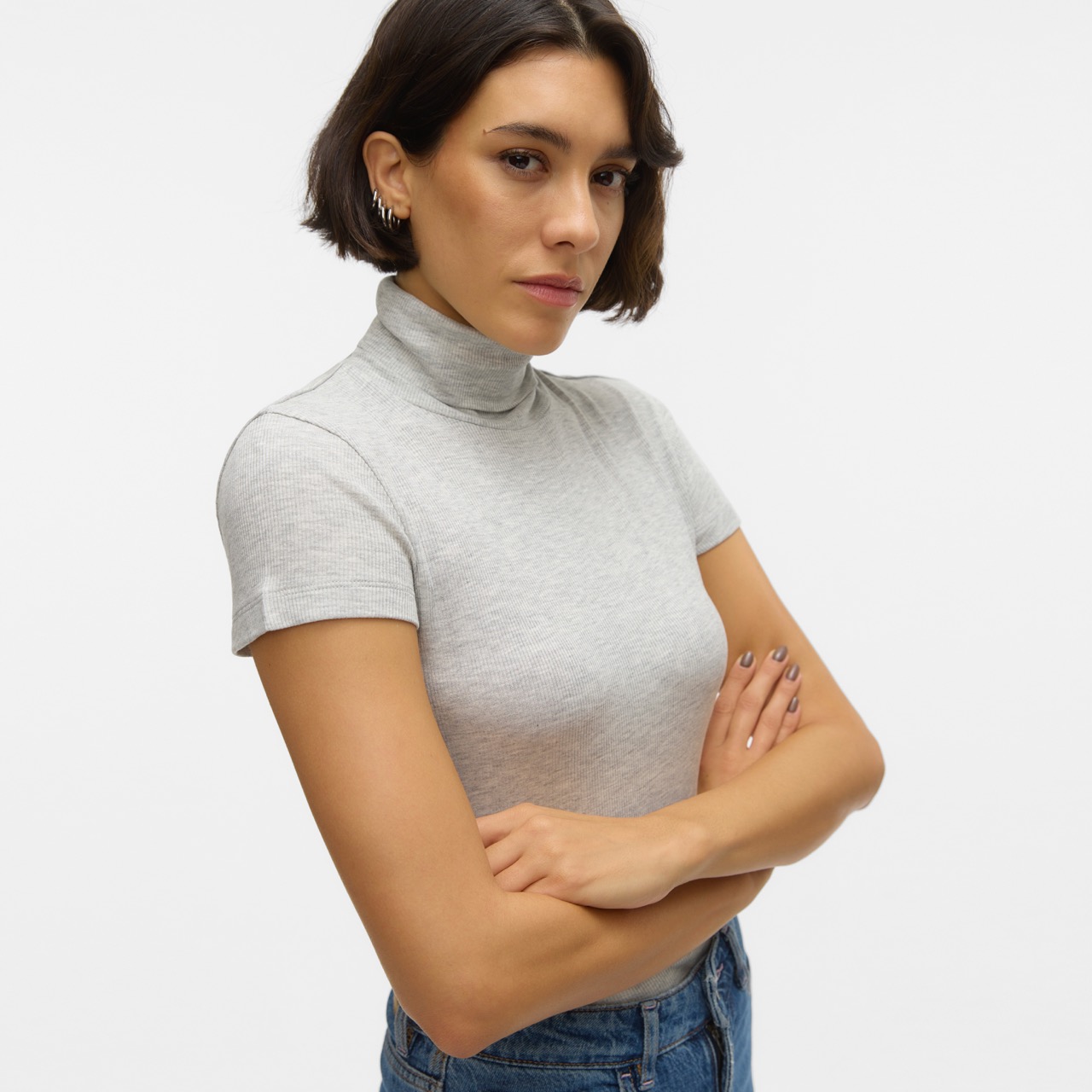 Camisola cinza clara de gola alta com mangas curtas