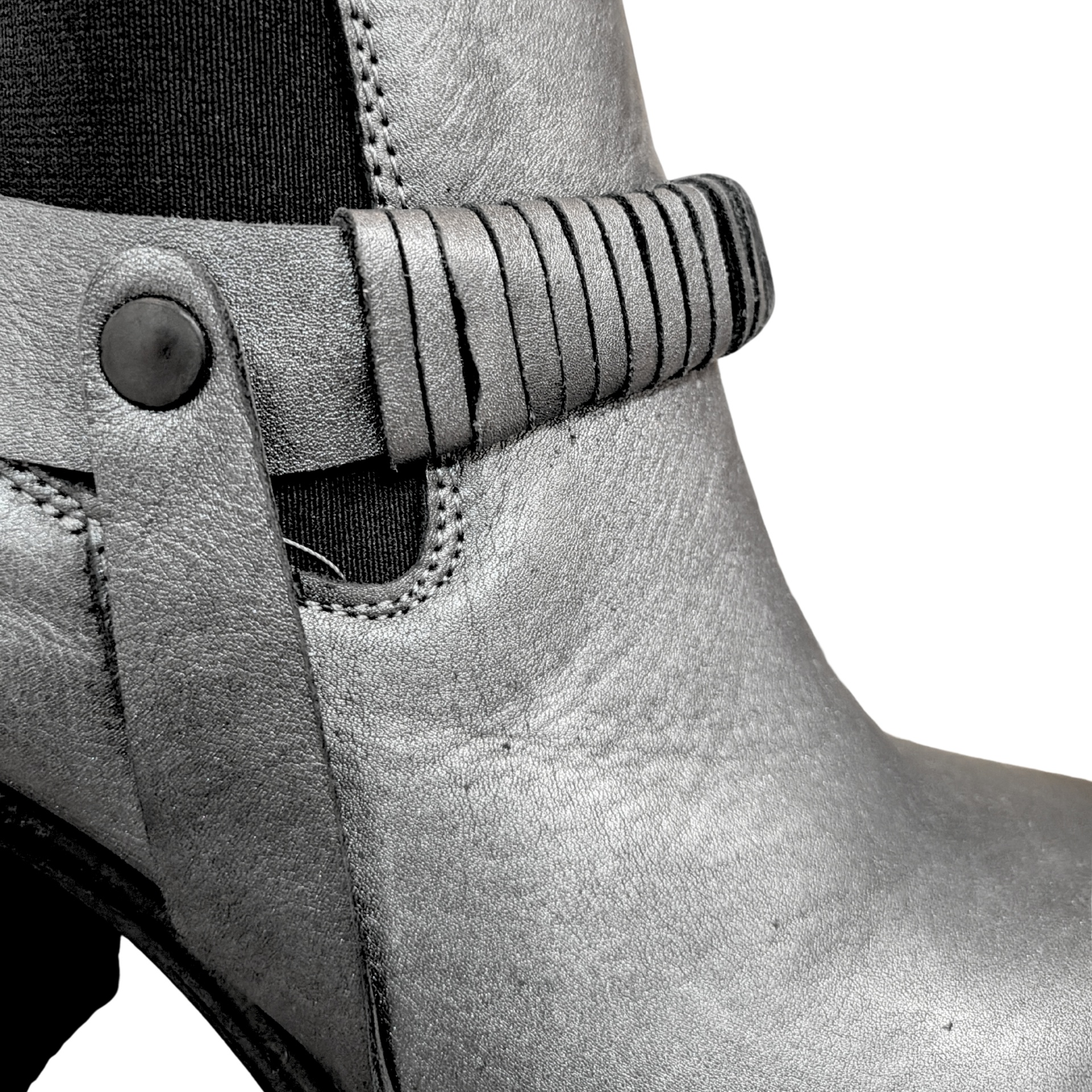 Bota cinza de couro com tira pregueada e salto preto